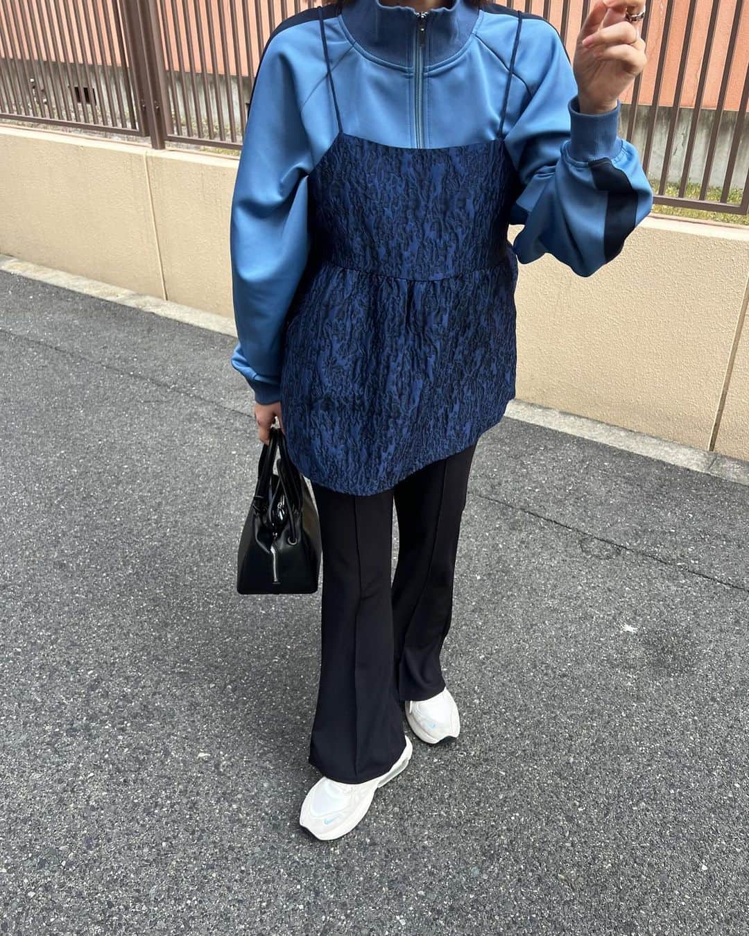 tappy1119のインスタグラム：「今日から花粉モード入りました げろり。 すっかり春服〜👖🫐 3コーデまとめ。  勝手に青集まった。  @whimsic_official」