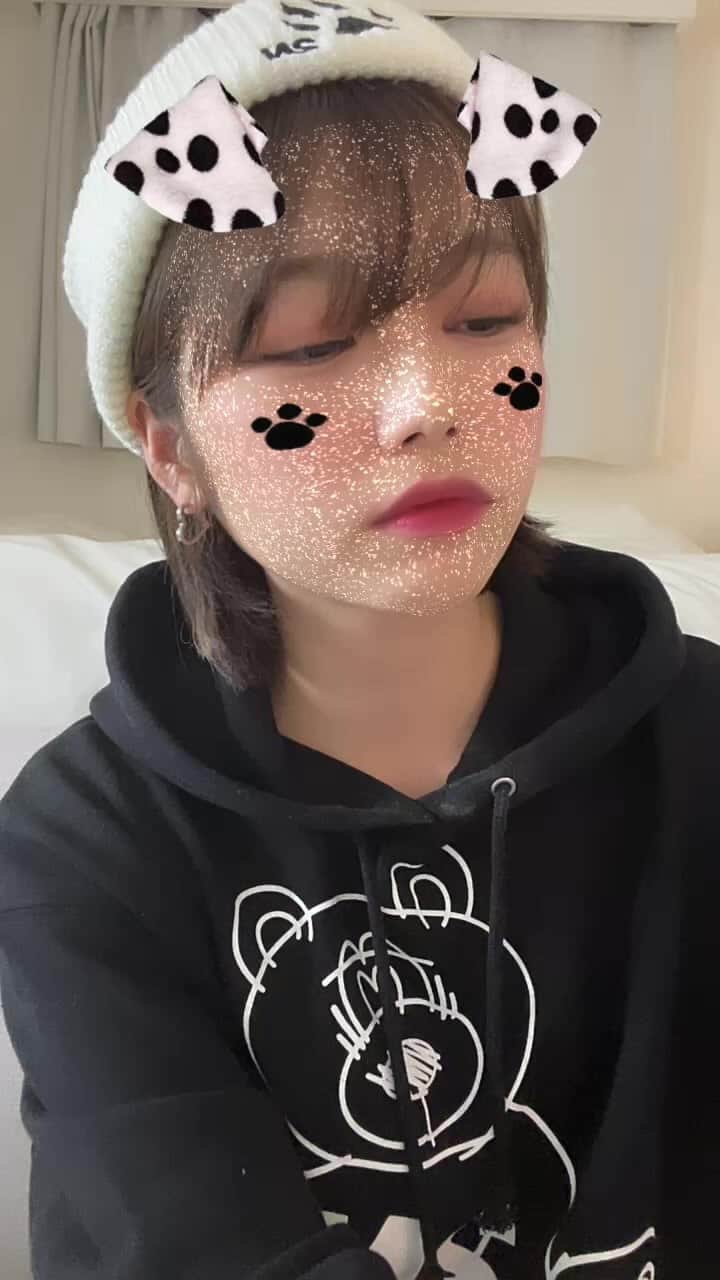 ゆーりのインスタグラム：「アパレルコラボライブ！」