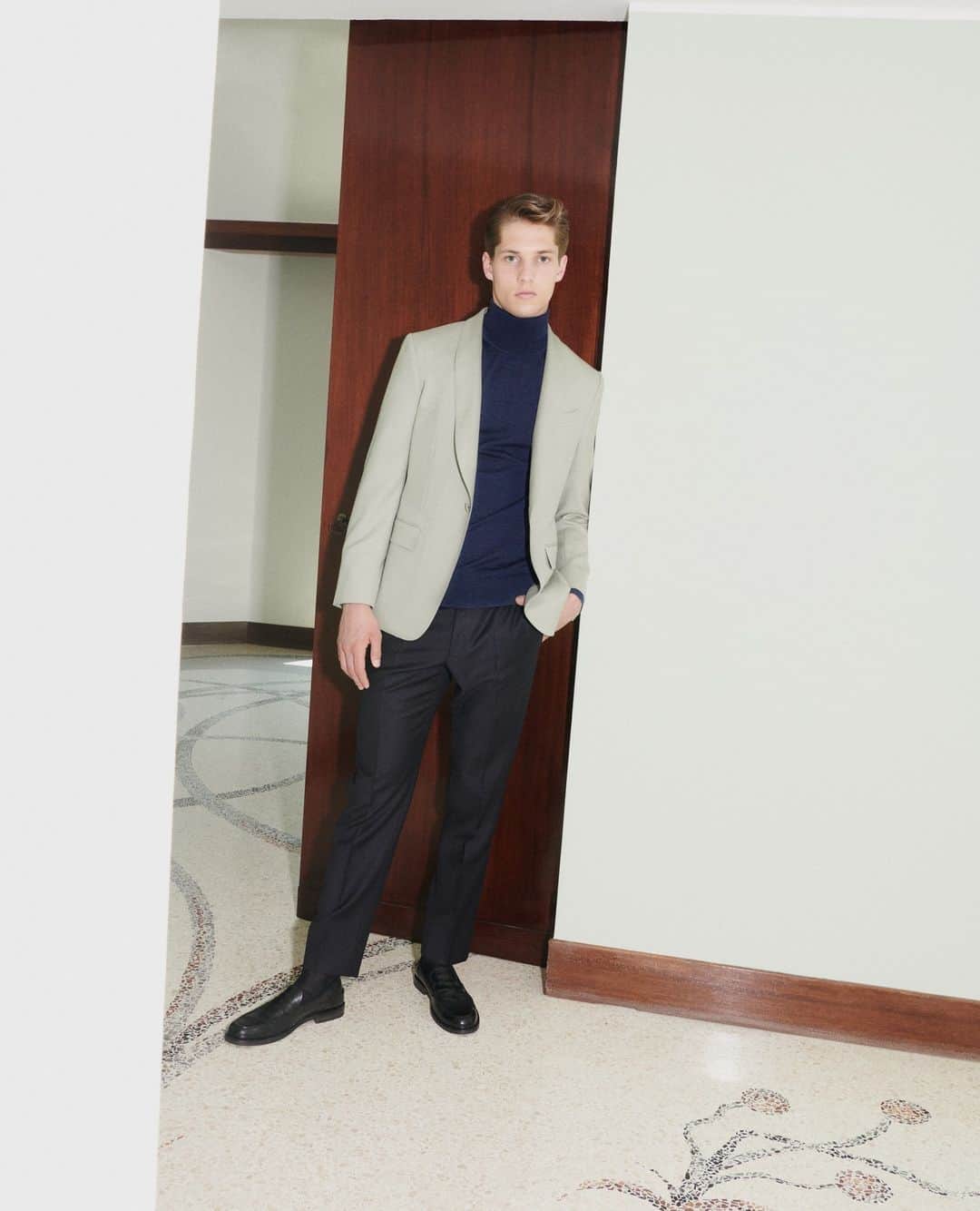 ラファエルカルーゾのインスタグラム：「Caruso man, relaxed yet full of attitude⁠ ⁠ ⁠ #FW22 #Caruso #mensfashion #craftmanship #suits #fashion #playfulelegance #madeinitaly #carusomenswear #italiandesign #mensclothing」