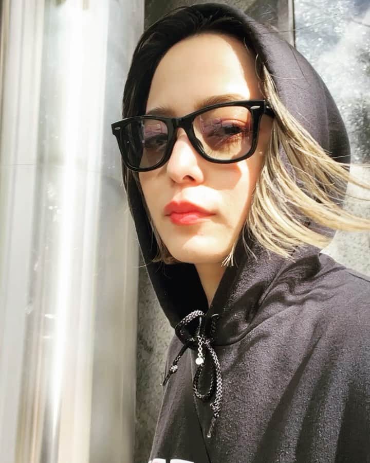 のインスタグラム：「去年末にEU、今年に入ってアジアオセアニア、日本に帰って東京以外も、とにかく色々DJでまわりまして素敵なDJやパーティと沢山出会うことができました。音楽のルーツがUKなものでどうしてもEUのDJスター達に憧れがあるんですが、同時に日本やアジアだって年齢キャリア関係なくかっちょ良くてヤバい奴らばっかなんだなと実感。いつもの周りの奴らも。初めてちゃんとDJ聞いた奴も。私もしや灯台下暗しかも。  私が旗振ってる @tokyocommunityradio はジャンルは遠からず近からず、しかし同じぐらいダンスミュージックを愛し追求するもの達でワイワイするためのコミュニティです。そして今年はまずパーティを始めます。毎回のゲスト(ベテランからニューカマーまで)に合わせてTCRメンバーが調子良くフロアシャッフルされる感じでやってきたいと思ってます。みんなでパーティするために1人武者修行してたんだと改めて思います。  まず最初は3/31 @womb_tokyo です！空けといてください！」