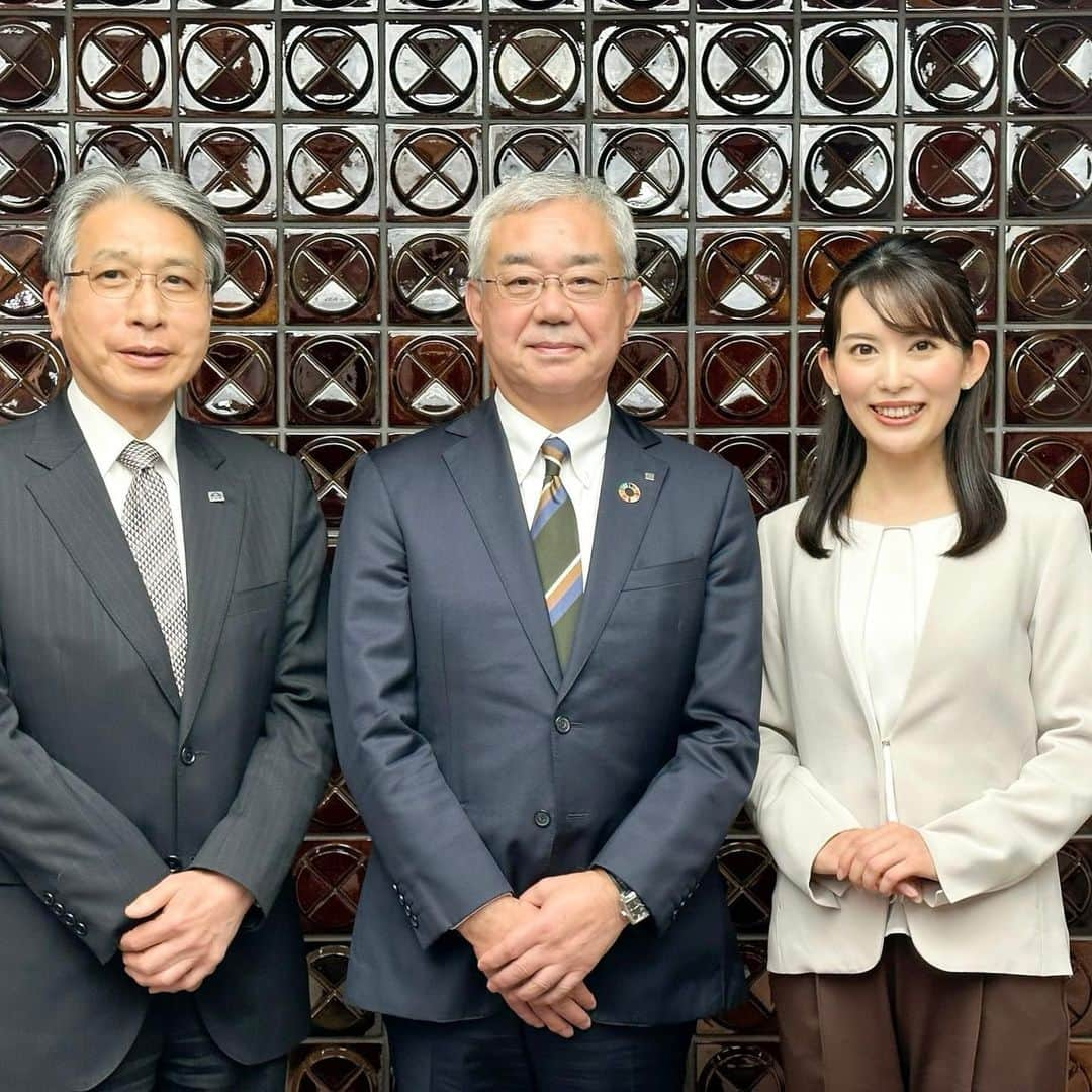 早川茉希のインスタグラム：「嬉しいお仕事🌸  福島市の東邦銀行本店で 佐藤 稔取締役頭取と 日本FP協会の白根 壽晴理事長の インタビューをさせていただきました☺️🍀  去年、FP2級を取得して 早々にいただいたお仕事🌸 何かのご縁かも、と嬉しくなりました！  今回のインタビューでは、 FPやライフプランニングの 必要性、可能性について お二人に語っていただきました。  地域を支える東邦銀行では 多様化するお客様のニーズに どのように対応されているのか。 また、FP資格の取得によって どのような成果を得られているのか。  震災の復興や経済状況を含め とても貴重なお話を伺えました✨  インタビュー記事は 本日の金融総合専門誌「ニッキン」に 掲載されています！  あっという間の日帰り出張でしたが インタビュー前に 福島の美味しいラーメンも食べられた🥰 また、ゆっくり訪れたいです🚄😌  #東邦銀行 #佐藤稔 頭取 #日本fp協会 #白根壽晴 理事長 #ニッキン #お仕事 #インタビュー #アナウンサー #ファイナンシャルプランナー  #fp2級 #fp3級」