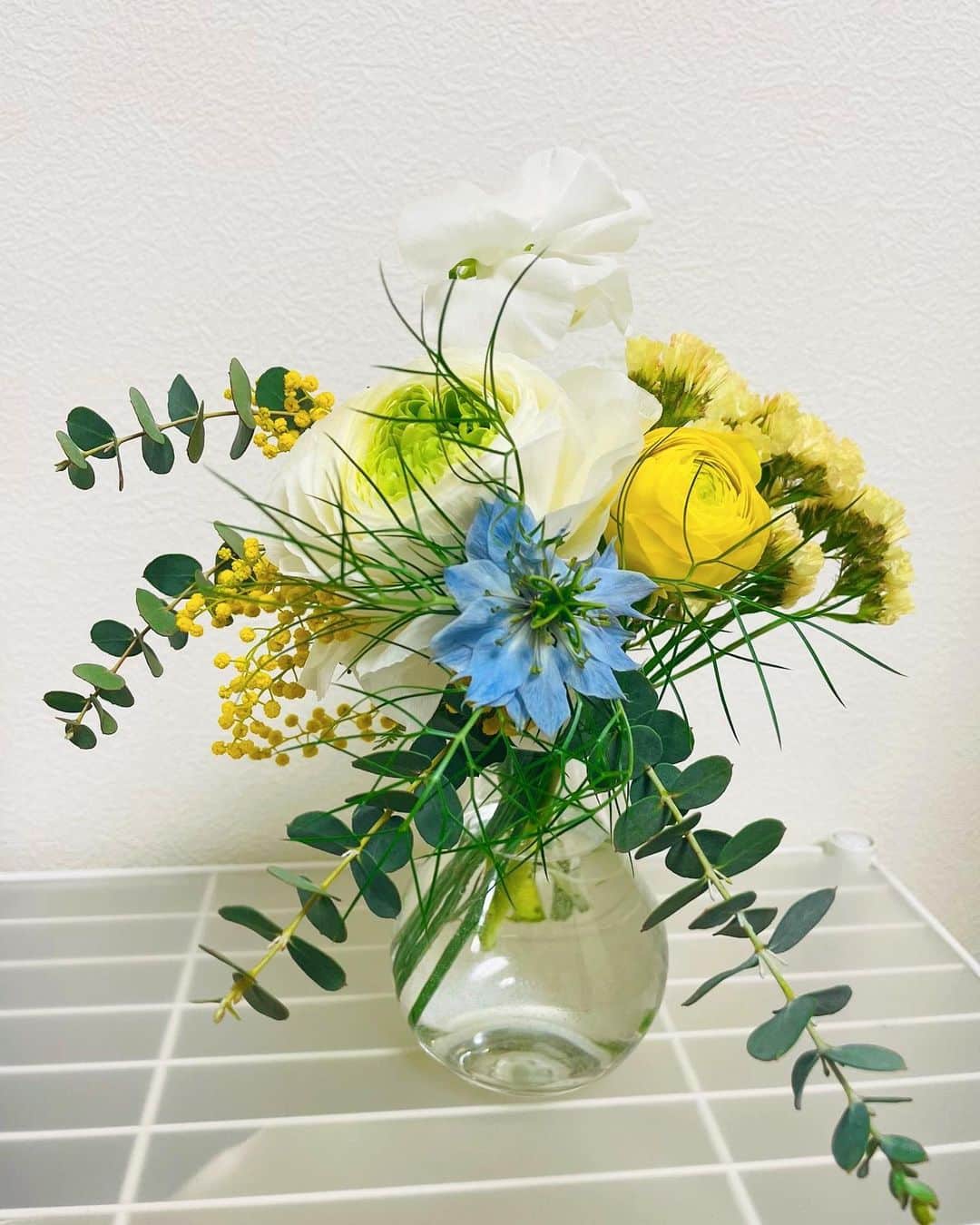 伊藤美紀のインスタグラム：「暖かくなってきたらお部屋に飾りたくなる🌼 本日お家にお迎えしたお花たち☺️ . この色合いが1番好き💛💙  #花 #Flower #春 #spring」