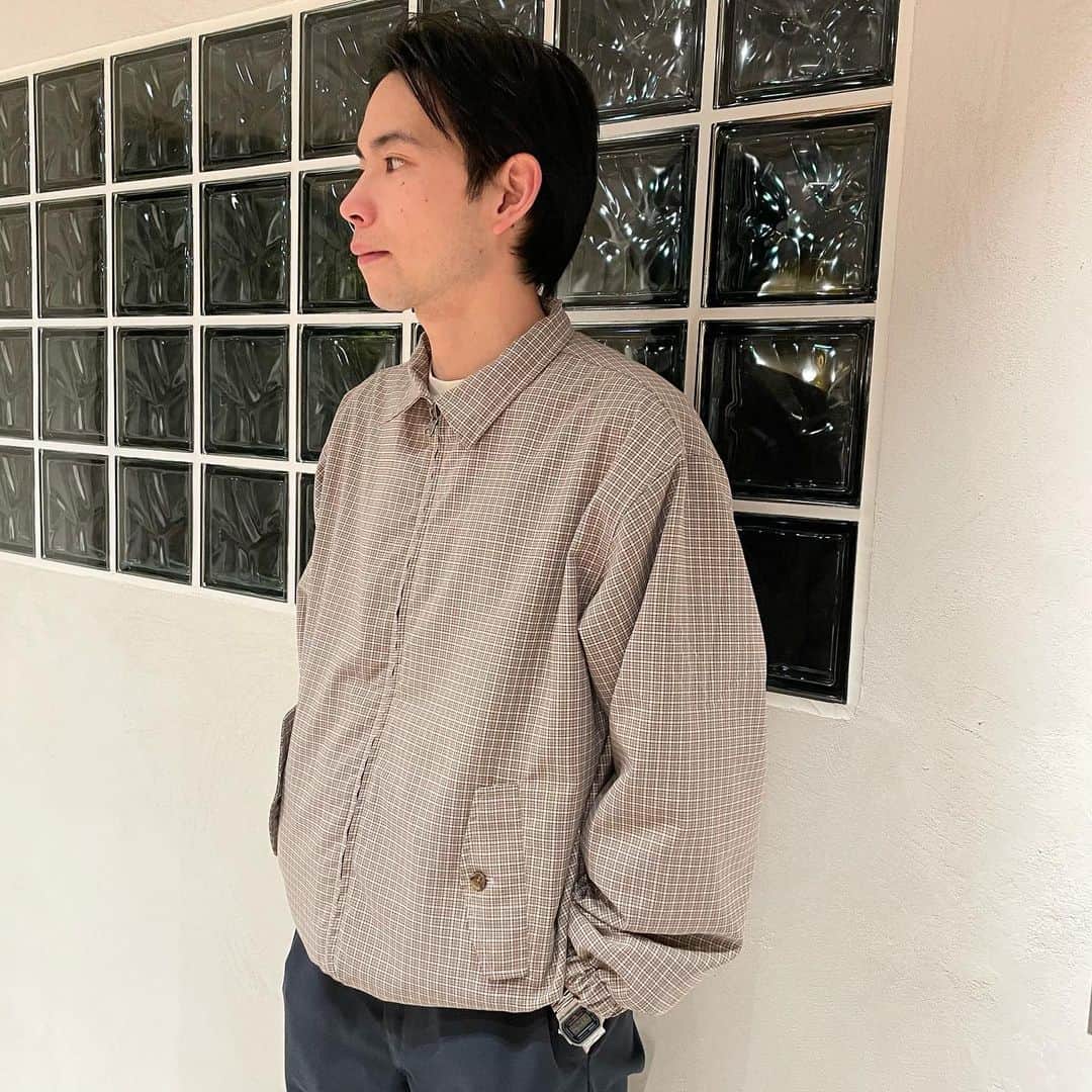 荒井 結生 Yuki Araiのインスタグラム：「@usual_things_scrutiny  Double Faced Drizzler Jacket On Sale 3/11(sat)  @underthesun_sgj の長(おさ)である中川さんが新レーベルを立ち上げ、今までよりもさらに深く、するどく、そして広い視点でのものづくりに着手していきます。  第一段は”Double Faced Drizzler Jacket”。 その名の通り、リバーシブル仕様が特徴のライトウエイトなジャケットです。  僕が1枚目で着ているのは一応裏面で(まあ正直どっちも表だし裏なんですが)、その細かいチェック柄にはブラウンをベースに薄いパープルが入っています。 これが全体で見ると不思議と青みがかったグレーのようにも捉えることができる、なんとも面白い仕上がりです。  対して僕が6枚目から着ている表面は、シンプルなベージュカラー。 コットンとナイロンのハリ感のある生地感と、胸部分のステッチが最小限かつ最大のアクセントです。  新品だけどまるで何十年も前からこの世界に存在していたかのような、この全てが光速で流れゆく時代に力強くうずくまる、そんなジャケット。  UTSにて3/11(土)11時より店頭販売開始です。 オンラインは同日の20時より販売開始予定です。 よろしくお願いいたします。  @uts_stocksandarchives」