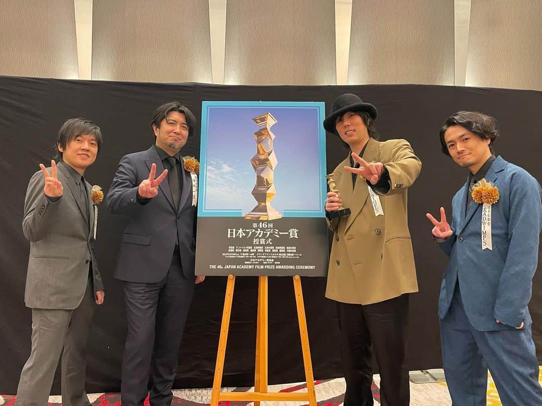 RADWIMPSさんのインスタグラム写真 - (RADWIMPSInstagram)「第46回日本アカデミー賞、最優秀音楽賞を受賞しました！ 「すずめの戸締まり」チームの皆さま、映画を観てくださった皆さま、ありがとうございます！  RADWIMPS won Best Music at 46th Japan Academy Award! Thank you to team “Suzume!” Movie will be hitting theaters around the world so make sure to check out your local schedule!  #すずめの戸締まり #新海誠 #RADWIMPS #陣内一真 #十明 #Suzume #MakotoShinkai #RADWIMPS #KazumaJinnouchi #Toaka」3月10日 23時01分 - radwimps_jp
