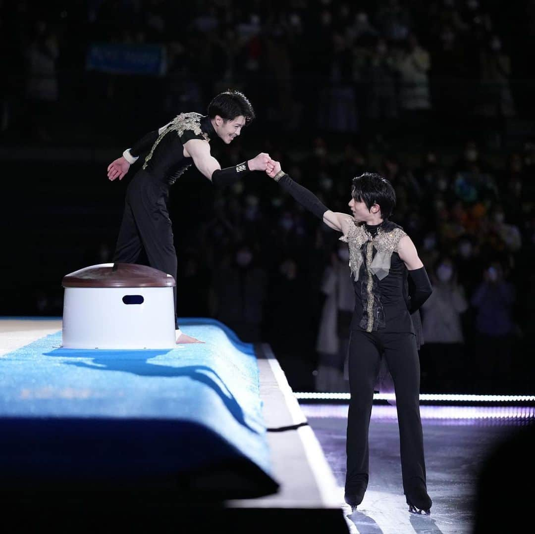 羽生結弦さんのインスタグラム写真 - (羽生結弦Instagram)「仙台一人旅めっちゃ楽しいナウ〜✌🏻 ※なんか変になったので上げ直し  【コインロッカーに双眼鏡を忘れてしまった私のできる限りの記憶&感想。会場でもらったブラックサンダーを食べながら書いています。】  久々に見た羽生さん、やっぱりスケートが上手すぎる。 初っ端から推しの究極美プロ、Notte Stellataをくらい涙が頬を伝う。満点の星空のような演出が本当に綺麗だった。  羽生結弦×内村航平コラボプロ。記憶全てをこれに持ってかれた。王者同士の夢の共演は圧倒的オーラと最高峰の技術のぶつかり合いでひれ伏すしかなかった。観客の悲鳴歓声がやばくて現地めっちゃ楽しかった…。 あと衣装。羽生結弦しか着こなせなくない？という夢みたいな絶対領域漆黒衣装。これからたくさん着てくれ好みすぎるー！  Dynamite映像出演おもしろすぎた。3年前に流行った曲でこんなに盛り上げられるの羽生結弦しかいなくない？あと全体的に目が足りん。  春よ来い、これも頬を涙が伝う。 今の季節にぴったりだね。 優しい表情で滑るスケートに心がいっぱいになってあったかくなって終わった。早く春来ないかな〜🌸  フィナーレにてノリノリダンシング中の羽生さんとは対照的にリンクの上を両手で引っ張られる内村さんかわいかった。  もう終わっちゃうのー！？と心の声が出てしまうような(出てた)とても楽しいショーでした✨  開演前に強風やばくてテントがこっちに向かって飛んできてダッシュで逃げたの軽く死ぬかと思った🥺笑  #NotteStellata #備忘録 #羽生結弦 #yuzuruhanyu #figureskating #figureskater」3月10日 23時11分 - yuzu_kanami