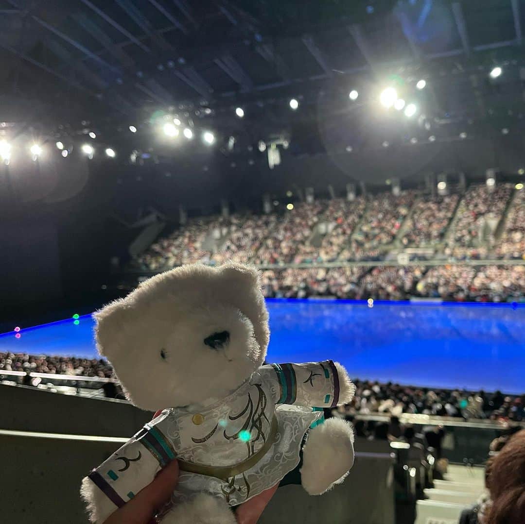 羽生結弦のインスタグラム：「仙台一人旅めっちゃ楽しいナウ〜✌🏻 ※なんか変になったので上げ直し  【コインロッカーに双眼鏡を忘れてしまった私のできる限りの記憶&感想。会場でもらったブラックサンダーを食べながら書いています。】  久々に見た羽生さん、やっぱりスケートが上手すぎる。 初っ端から推しの究極美プロ、Notte Stellataをくらい涙が頬を伝う。満点の星空のような演出が本当に綺麗だった。  羽生結弦×内村航平コラボプロ。記憶全てをこれに持ってかれた。王者同士の夢の共演は圧倒的オーラと最高峰の技術のぶつかり合いでひれ伏すしかなかった。観客の悲鳴歓声がやばくて現地めっちゃ楽しかった…。 あと衣装。羽生結弦しか着こなせなくない？という夢みたいな絶対領域漆黒衣装。これからたくさん着てくれ好みすぎるー！  Dynamite映像出演おもしろすぎた。3年前に流行った曲でこんなに盛り上げられるの羽生結弦しかいなくない？あと全体的に目が足りん。  春よ来い、これも頬を涙が伝う。 今の季節にぴったりだね。 優しい表情で滑るスケートに心がいっぱいになってあったかくなって終わった。早く春来ないかな〜🌸  フィナーレにてノリノリダンシング中の羽生さんとは対照的にリンクの上を両手で引っ張られる内村さんかわいかった。  もう終わっちゃうのー！？と心の声が出てしまうような(出てた)とても楽しいショーでした✨  開演前に強風やばくてテントがこっちに向かって飛んできてダッシュで逃げたの軽く死ぬかと思った🥺笑  #NotteStellata #備忘録 #羽生結弦 #yuzuruhanyu #figureskating #figureskater」