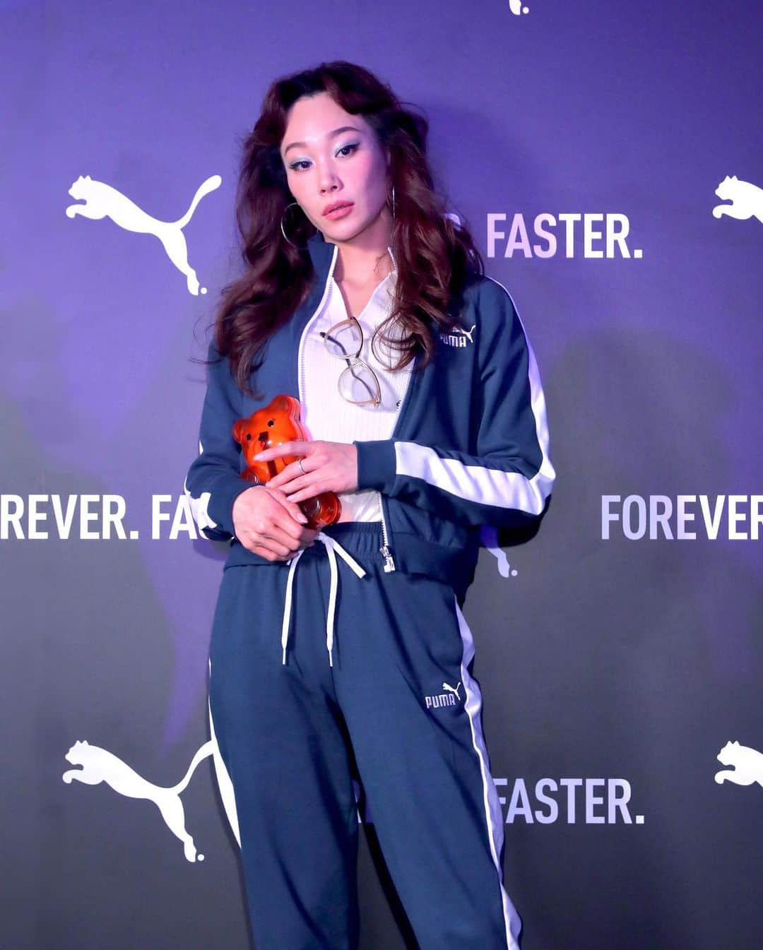 マドモアゼル・ユリアのインスタグラム：「At PUMA show. Hair set by my dad @hidehikoito . I asked him to do my hair as Farrah Fawcett🔥 今日のプーマのショーはファラフォーセット風の髪型で行きたかったので、久々に父にヘアセットしてもらった😆 @puma @pumajapan  #foreverfaster #puma」