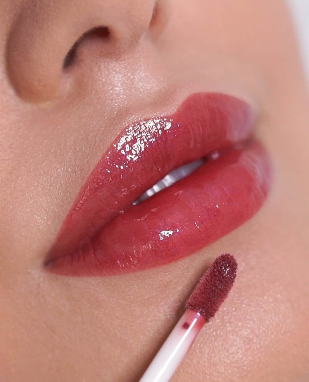 Motives Cosmeticsのインスタグラム：「On Fridays we wear gloss > Bad At Love Lip Glaze to be exact 😘⁠ ⁠ ⁠ ⁠ #gloss #lipgloss #lips #lipcolor #motives #makeup」