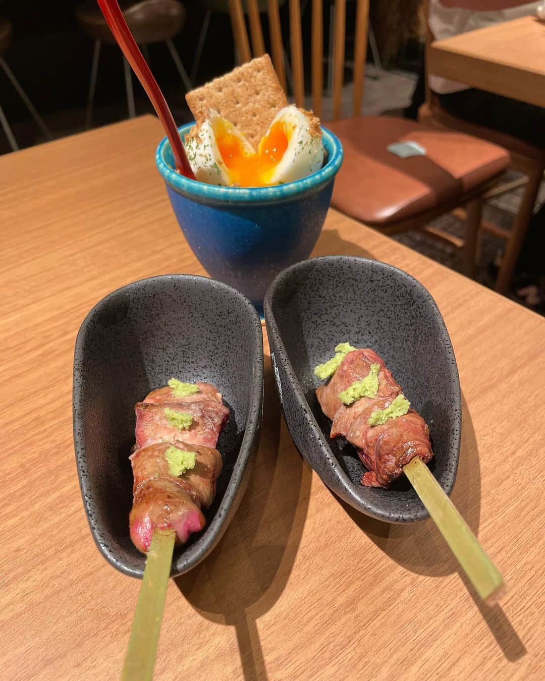 大津弥生さんのインスタグラム写真 - (大津弥生Instagram)「. . #大津弥生のおんな酒場放浪記 モダン浮世絵×焼き鳥酒場編① ②枚目のムービー見てね . 本日3月10日にNEW OPENされた、本田商店中目黒のレセプションパーティーに伺って参りました🍻 . @hondashoten_nakameguro  . 中に入ると圧巻の楕円形カウンターとモダン浮世絵‼️ . 焼鳥酒場という響きだけで、何杯も呑めそう👈🤣 . お店自慢の #やきとり と創作の一品料理を頂きました😋 . お通しで供された、燻製されたとり刺し(とりハム？)の、あまりの美味しさにノックダウン🤤 . 暑い日だったので、ビールをあっという間に飲み干してしまい、焼き鳥に合う #日本酒 を🍶 . 🥢本田商店の #ポテサラ  セルフで煮卵を割って、混ぜて頂くと美味 🥢痛風煮卵 #ウニ #キャビア #いくら が乗った、呑兵衛には堪らない逸品 🥢名物白レバー 賞味期限30秒‼️口に含むとトロける絶品🤤 🥢ささみ山葵 大好きな #タンパク質 の #ささみ がフンワリ柔らかくて、山葵が合う🤤 🥢 #ねぎま  鶏肉もネギも大ぶりで、食べ応え抜群 兎に角、鶏肉の味付けが絶妙 🥢チーズつくね きちんと練られた #つくね  #ペコリーノ チーズは摺り下ろしで、高級感があります 🥢鯖缶燻製マヨネーズ こちらは缶詰で供されますが、お皿で出されたら高級フレンチ店のひと品のよう‼️ 絶品中の絶品‼️ 家でも真似したい😋 🥢手羽先の一夜干しの素揚げ ふっくらな身がカリッと揚げられ 、食べる美容液✨ 🥢和牛とフォアグラのロッシーニ御飯 この #フォアグラ のロッシーニは、門前仲町と自由が丘にあるイタリアンで頂いた味‼️ なんと系列店なんだそう😍 . お隣のヤングカップル笑が、綿あめの乗ったドリンクを頼んでいらして、なんとオロナミンCを掛けるとのことで、ムービーを撮らせて頂きました🤣(ストーリーズ見てね) . 圧巻の個室にはビックリ‼️‼️ 次の投稿にて😆 . 日本酒は 🍶 #醸し人九平次  🍶 #鶴齢  🍶 #南部美人  🍶 #日高美  と沢山頂きました🍶😋🍶 . 中目でどこに呑みに行く？と聞かれたら、本田商店と答えてしまうくらい、お気に入りのお店となりました💖 . オープンしたら混雑しそうですので、予約をしてくださいね✨ . 🍻本田商店 中目黒🍻 東京都目黒区東山1-5-11  050-5600-2378 . PR @hondashoten_nakameguro #中目黒グルメ #中目黒居酒屋 #本田商店 #本田商店中目黒 #中目黒焼鳥 #やきとり #yakitori #japan #japantravel #japanese #japanesefood #sake #japanesesake #ukiyoe」3月10日 23時25分 - yayoinsta_life