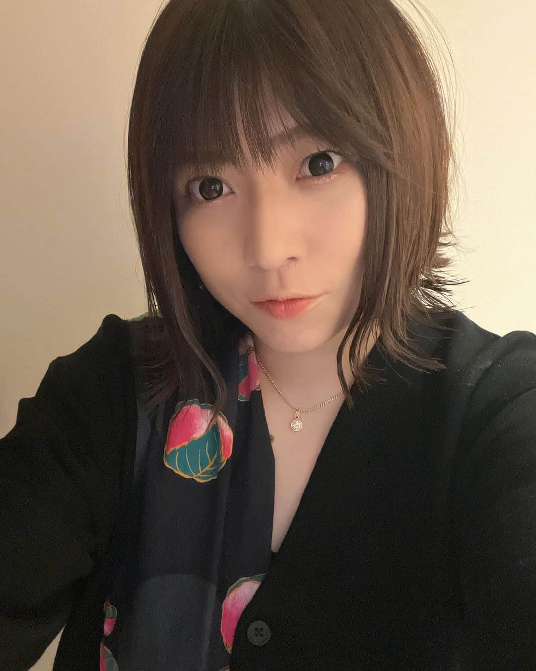 鈴華ゆう子のインスタグラム：「桜餅を着てみた。 アシンメトリーでナチュラルに和菓子かわいい。春だなぁ🌸 デザイナーT.KUNITOMOさんの作品。 Wagashi(Japanese sweets)motif design! #鈴華ゆう子 #和楽器バンド #和なお洋服 #japanesefashion  #wagashi #sakuramochi @kunikunitomo」