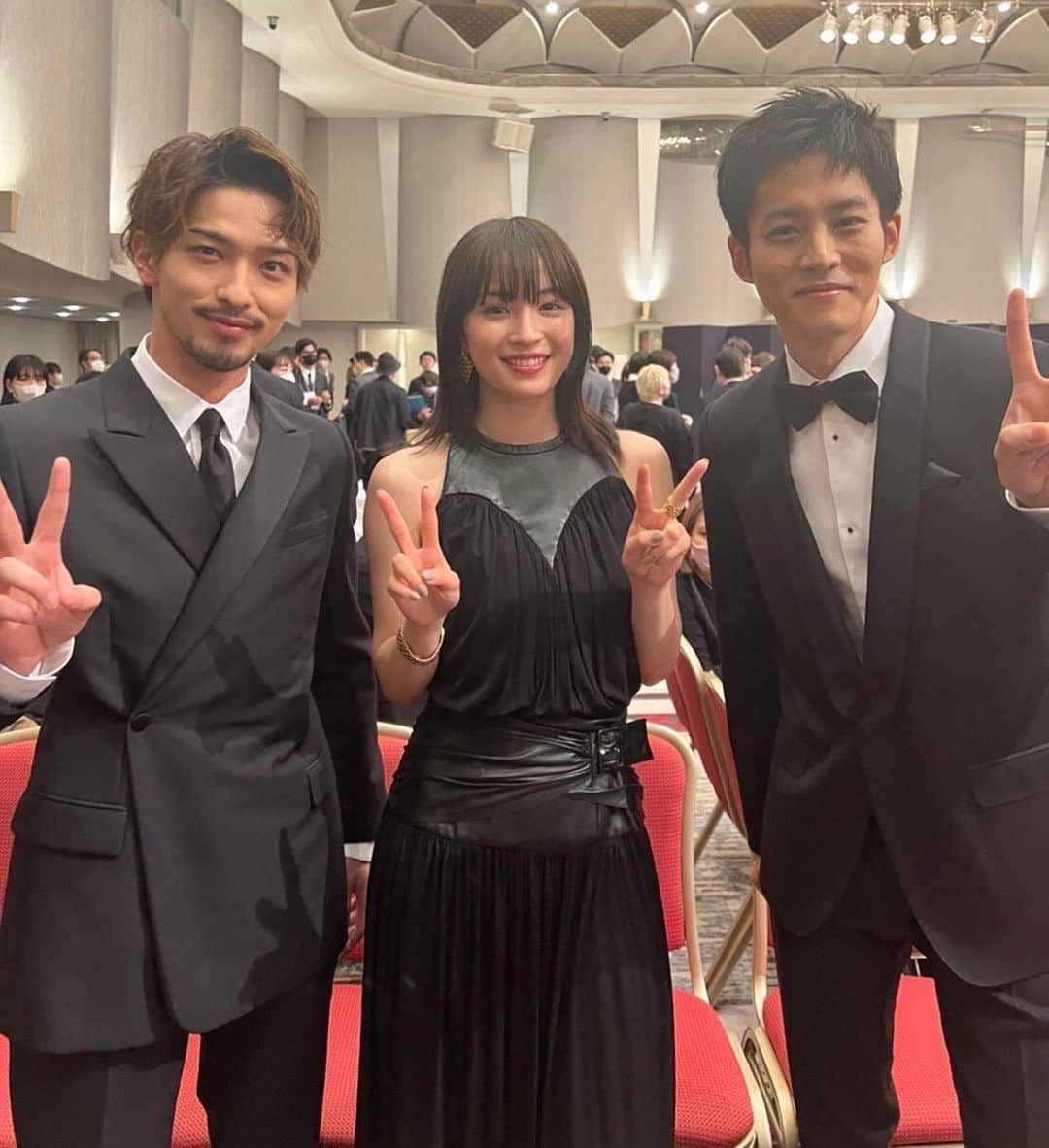 広瀬すずのインスタグラム：「主演女優賞いただきました。今年も多くの映画人の勇敢な姿を見せていただけたこと、、まだまだ頑張れと言われているように思えて、身が引き締まりました。これからも愛をもって映画作りに参加したいと思います。そして文と亮くんと立てたことが何より嬉しい。おめでとう😇」