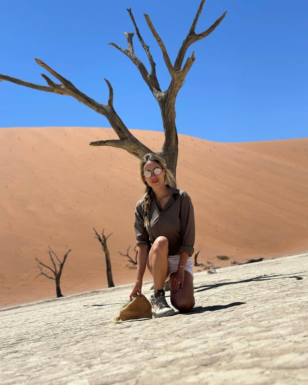 バネッサ・ハッペンコゼンのインスタグラム：「Dead Vlei, Namibia.  Estos árboles muertos siguen de pie después de 900 años…maravilla de la naturaleza…   Hace 1000 años aquí había un río, el cambio climático y las dunas que lo rodeaban hicieron que se secara. Gracias a la longitud de las raíces de los árboles que buscaban agua para sobre vivir en medio del desierto, aunque muertos, siguen de pie.   Las raíces llegan a medir hasta 60 metros  Estoy haciendo un reel para transportarlos….」