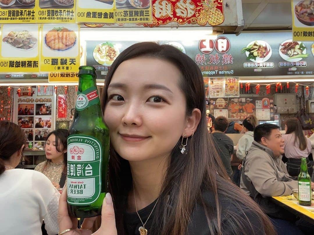 平咲夏加のインスタグラム：「インスタライブで話さなすぎて カメラの後ろにいた 友達にクソ配信認定された。笑笑  #台湾 #士林夜市」
