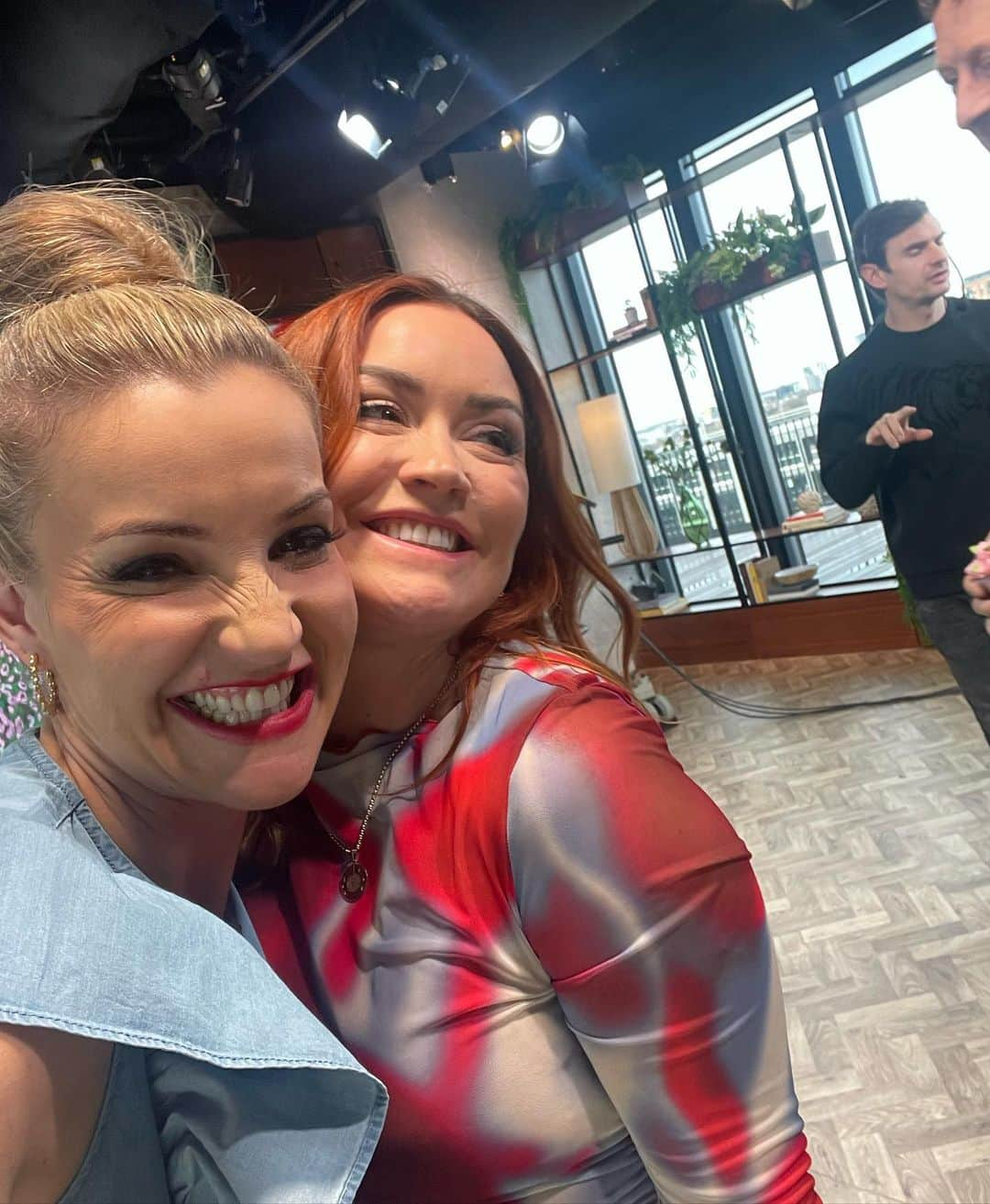 ヘレン・スケルトンさんのインスタグラム写真 - (ヘレン・スケルトンInstagram)「Fun couple of days keeping the seat warm  @bbcmorninglive alongside some top wing women…. @saradaviescc @jmanrara @laurenmayoakley @drpunamkrishan @drranj @thecomplainingcow @mattallwright …. Got to celebrate @ariellefree and her epic achievement, bumped into @elliesimmonds and @kerrykatona7 saved herself a trip to the docs😍😍 #morninglive #morningtelly」3月10日 23時52分 - helenskelton