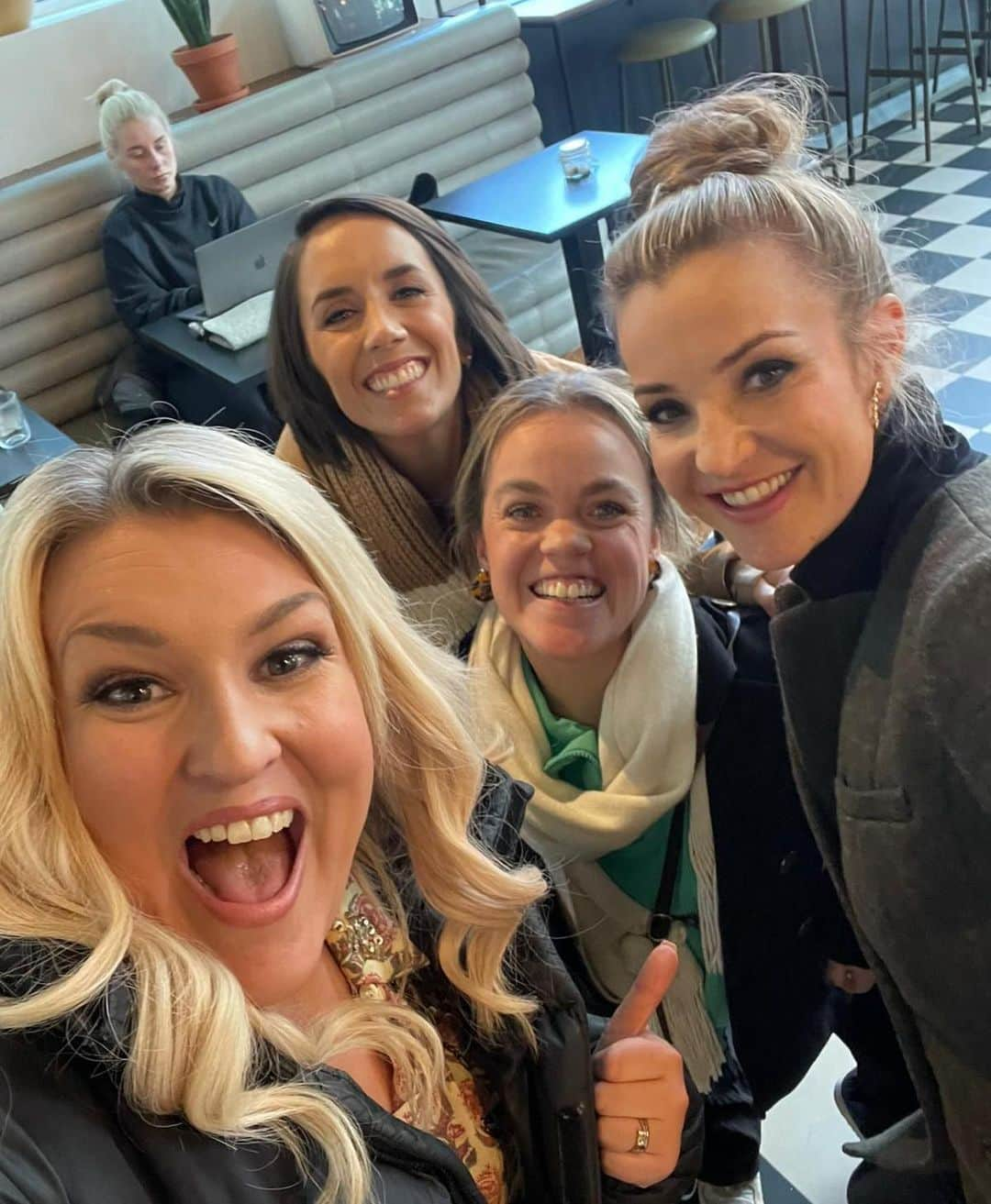 ヘレン・スケルトンさんのインスタグラム写真 - (ヘレン・スケルトンInstagram)「Fun couple of days keeping the seat warm  @bbcmorninglive alongside some top wing women…. @saradaviescc @jmanrara @laurenmayoakley @drpunamkrishan @drranj @thecomplainingcow @mattallwright …. Got to celebrate @ariellefree and her epic achievement, bumped into @elliesimmonds and @kerrykatona7 saved herself a trip to the docs😍😍 #morninglive #morningtelly」3月10日 23時52分 - helenskelton