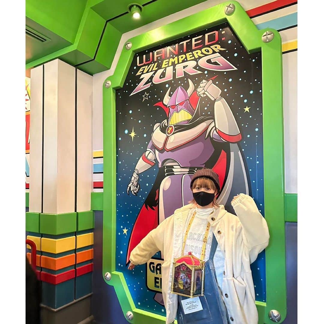 のインスタグラム：「ディズニーランド〜いろいろ編〜 ・ 人生2回目のバズ・ライトイヤー⭐️ ・ 全然的🎯に当たらなくて点数悪すぎ🤣🤣🤣 ・ とりあえず並びながら写真は撮った✌️ ・ そして、夜の美女と野獣のお城とシンデレラ城は昼と違った顔でこれもまた好き❤️ ・ #東京ディズニーランド #tdl #バズライトイヤー #tokyodisneyland #美女と野獣 #シンデレラ城 #思い出」