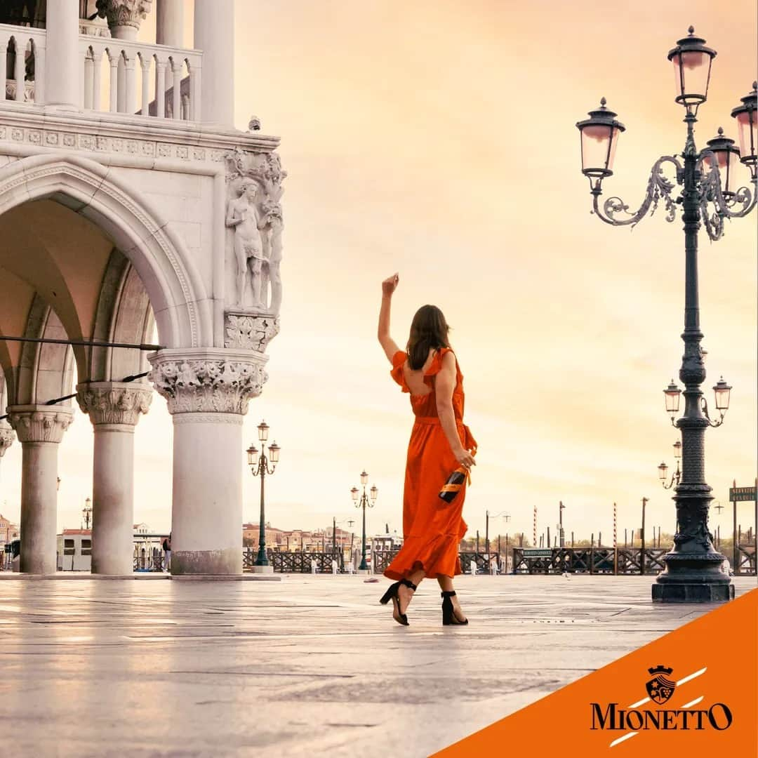 Mionetto Prosecco Deutschlandさんのインスタグラム写真 - (Mionetto Prosecco DeutschlandInstagram)「Die Tage werden wieder länger und der Himmel zeigt sich in den Abendstunden wieder in schönsten Orange-Tönen. Was könnte da besser passen als mit Mionetto Prosecco in den Abend zu tanzen und das Leben zu feiern? Fantastico! 🧡⁣ ⁣ #mionetto #prosecco #proseccotime #mionettoprosecco #livingladolcevita #italianwayoflife #italianlifestyle #cincin #aperitivotime #sparklingwinelovers #orangechoice #orangesoul」3月11日 0時00分 - mionetto_de