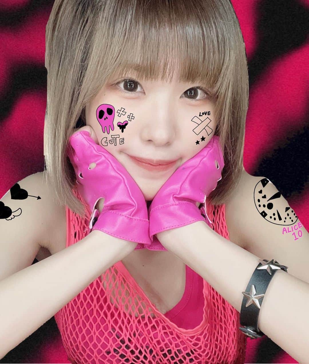 のインスタグラム：「アリス十番ピンクアミアミ衣装🎀💕💓💗かわいーー！！  #仮面女子 #ピンク #pink #cute #アイドル #アイドル衣装 #衣装 #パンク #パンクロック #グローブ #スタッツ #星 #ヘアカラー #派手髪 #ボブ #ボブヘアー #前髪 #ぱっつん前髪 #日本 #東京 #秋葉原 #滋賀 #メイク #メイクアップ #makeup  #イラスト #デザイン #画像加工 #black  #ドクロ」