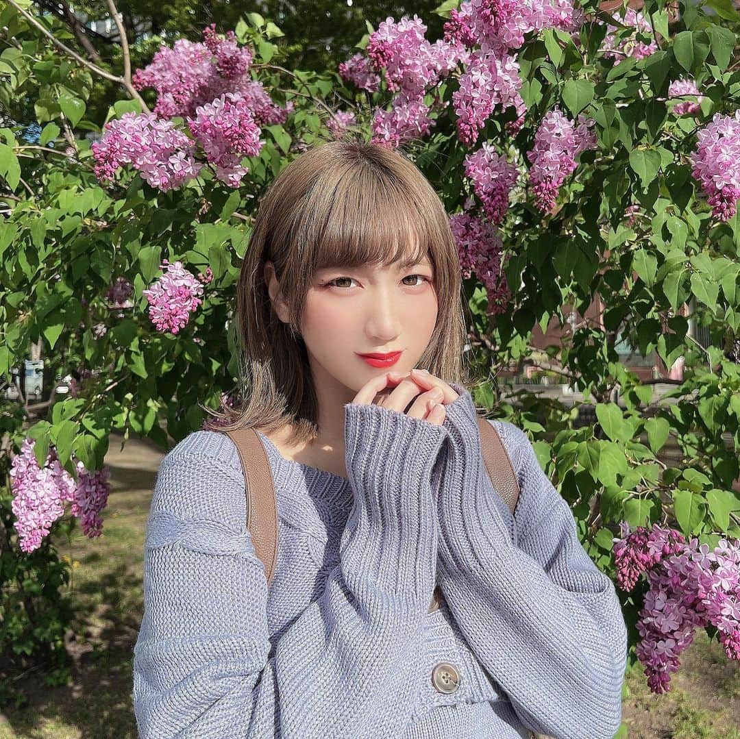 美羽えりのインスタグラム：「眩しくてあたたかいᵕ̈*❁*·⑅❁⃘𓈒𓏸 . 眩しいけどあたたかい ひだまりのような人でありたい( ´﹀` )☀️ . #北海道 #北海道旅行  #ニット #萌え袖 #外ハネ #眩しい #眩しい顔 (*´つ_⊂｀) #travel #photography」