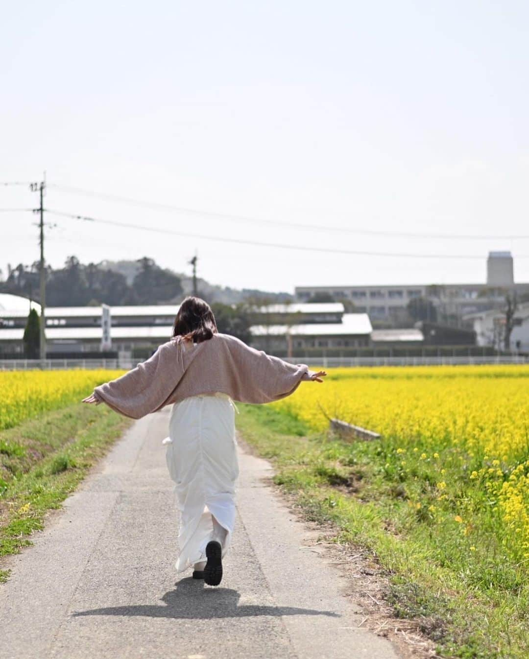 河西あみさんのインスタグラム写真 - (河西あみInstagram)「福津に写真撮りにいってきたよー！！！  地元です！！笑 いい所なので遊びに来てください！🦐  福岡は20度超えてて夏でした。 そちらは？？  #japan  #japanese  #ｓｉｎｇｌｅ  #mam  #菜の花畑」3月11日 0時18分 - ami_kasai_japan