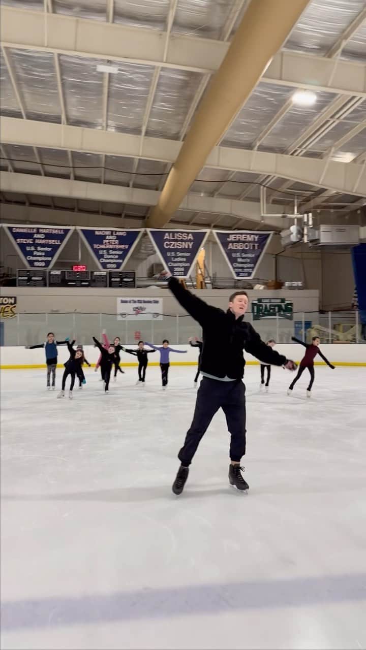ジェレミー・アボットのインスタグラム：「Thank you to Olympian Jeremy Abbott, @idreamofjeremy, for teaching and guiding our DSC skaters of many levels and disciplines about artistry, movement, and other skating skills! We are so lucky and grateful!! ⛸👏🏼」