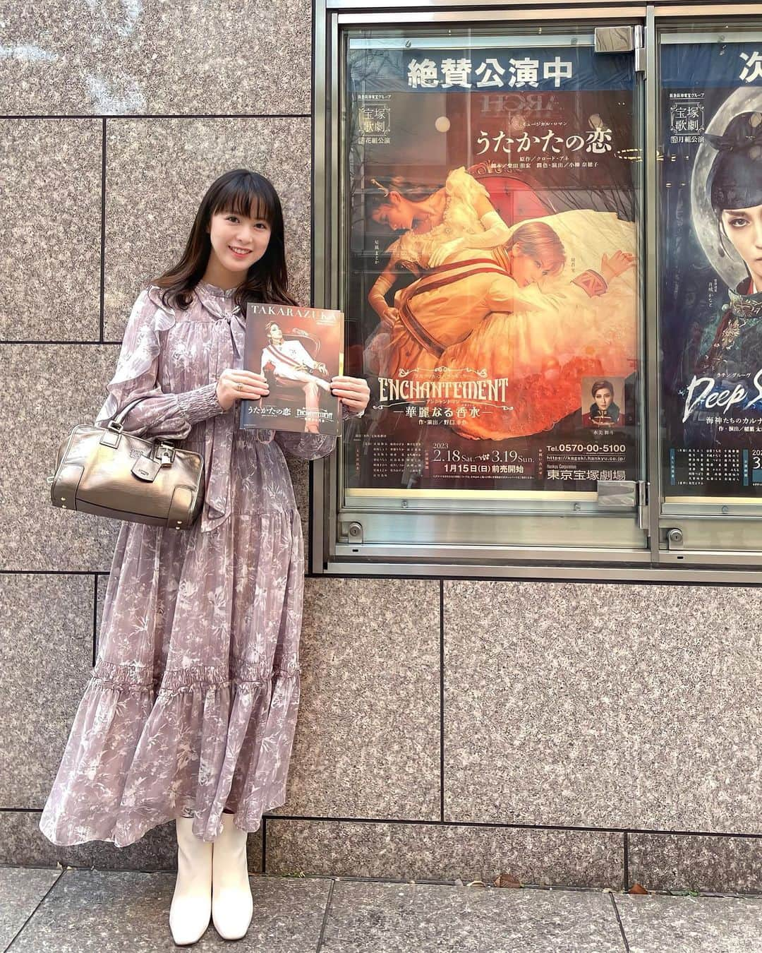 藤本真未さんのインスタグラム写真 - (藤本真未Instagram)「* 先日、宝塚歌劇花組公演💃🕺 『うたかたの恋』『ENCHANTEMENT－華麗なる香水－』 観劇してきました🥺 * ポスター解禁時から その美しさに衝撃を受けた「うたかたの恋」✨ 大好きな作品ですが、生で観るのは初めてでした👸🤴 プロローグから感極まりました🥺 ※ポスター前で写真撮りすぎ問題🤳笑 * コロナの影響による中止などで、花組さんをなかなか観ることができず…2021年夏ぶりの花組さん観劇でした🥹🌸 * 軍服×ドレスって本当に破壊力がすごい…🤩 * 帰りに#JoMalone のイベントに行ったら背景と同化したみたいになりました💐 ここ1年ほどJoMalone愛用しています🥳 * #宝塚 #宝塚歌劇 #宝塚歌劇団 #花組 #花組公演 #宝塚 #TAKARAZUKA #東京宝塚劇場 #うたかたの恋 #ルドルフ #マリー ENCHANTEMENT #華麗なる香水 #柚香光 #星風まどか #水美舞斗 #永久輝せあ (敬称略)」3月11日 0時20分 - manamifujimoto108