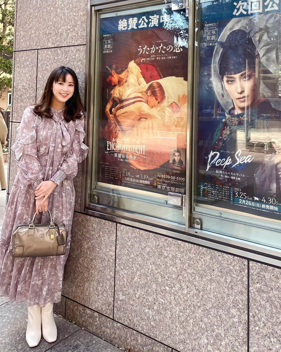 藤本真未さんのインスタグラム写真 - (藤本真未Instagram)「* 先日、宝塚歌劇花組公演💃🕺 『うたかたの恋』『ENCHANTEMENT－華麗なる香水－』 観劇してきました🥺 * ポスター解禁時から その美しさに衝撃を受けた「うたかたの恋」✨ 大好きな作品ですが、生で観るのは初めてでした👸🤴 プロローグから感極まりました🥺 ※ポスター前で写真撮りすぎ問題🤳笑 * コロナの影響による中止などで、花組さんをなかなか観ることができず…2021年夏ぶりの花組さん観劇でした🥹🌸 * 軍服×ドレスって本当に破壊力がすごい…🤩 * 帰りに#JoMalone のイベントに行ったら背景と同化したみたいになりました💐 ここ1年ほどJoMalone愛用しています🥳 * #宝塚 #宝塚歌劇 #宝塚歌劇団 #花組 #花組公演 #宝塚 #TAKARAZUKA #東京宝塚劇場 #うたかたの恋 #ルドルフ #マリー ENCHANTEMENT #華麗なる香水 #柚香光 #星風まどか #水美舞斗 #永久輝せあ (敬称略)」3月11日 0時20分 - manamifujimoto108