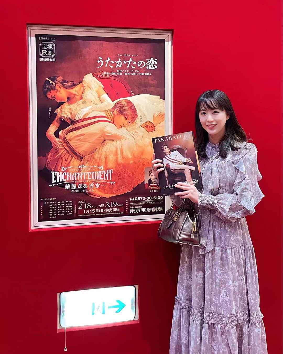 藤本真未さんのインスタグラム写真 - (藤本真未Instagram)「* 先日、宝塚歌劇花組公演💃🕺 『うたかたの恋』『ENCHANTEMENT－華麗なる香水－』 観劇してきました🥺 * ポスター解禁時から その美しさに衝撃を受けた「うたかたの恋」✨ 大好きな作品ですが、生で観るのは初めてでした👸🤴 プロローグから感極まりました🥺 ※ポスター前で写真撮りすぎ問題🤳笑 * コロナの影響による中止などで、花組さんをなかなか観ることができず…2021年夏ぶりの花組さん観劇でした🥹🌸 * 軍服×ドレスって本当に破壊力がすごい…🤩 * 帰りに#JoMalone のイベントに行ったら背景と同化したみたいになりました💐 ここ1年ほどJoMalone愛用しています🥳 * #宝塚 #宝塚歌劇 #宝塚歌劇団 #花組 #花組公演 #宝塚 #TAKARAZUKA #東京宝塚劇場 #うたかたの恋 #ルドルフ #マリー ENCHANTEMENT #華麗なる香水 #柚香光 #星風まどか #水美舞斗 #永久輝せあ (敬称略)」3月11日 0時20分 - manamifujimoto108