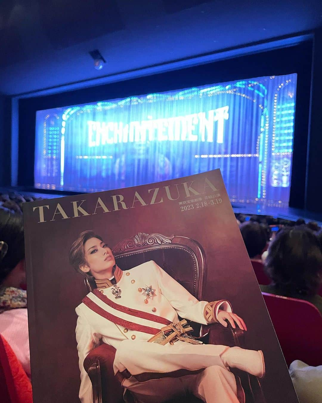 藤本真未さんのインスタグラム写真 - (藤本真未Instagram)「* 先日、宝塚歌劇花組公演💃🕺 『うたかたの恋』『ENCHANTEMENT－華麗なる香水－』 観劇してきました🥺 * ポスター解禁時から その美しさに衝撃を受けた「うたかたの恋」✨ 大好きな作品ですが、生で観るのは初めてでした👸🤴 プロローグから感極まりました🥺 ※ポスター前で写真撮りすぎ問題🤳笑 * コロナの影響による中止などで、花組さんをなかなか観ることができず…2021年夏ぶりの花組さん観劇でした🥹🌸 * 軍服×ドレスって本当に破壊力がすごい…🤩 * 帰りに#JoMalone のイベントに行ったら背景と同化したみたいになりました💐 ここ1年ほどJoMalone愛用しています🥳 * #宝塚 #宝塚歌劇 #宝塚歌劇団 #花組 #花組公演 #宝塚 #TAKARAZUKA #東京宝塚劇場 #うたかたの恋 #ルドルフ #マリー ENCHANTEMENT #華麗なる香水 #柚香光 #星風まどか #水美舞斗 #永久輝せあ (敬称略)」3月11日 0時20分 - manamifujimoto108