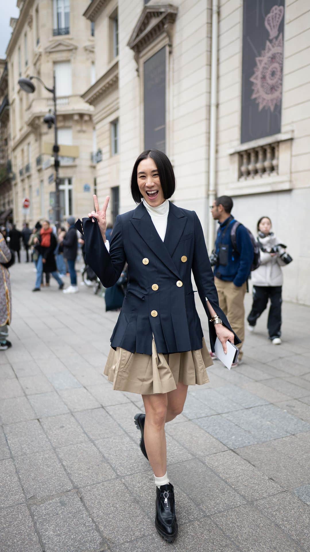 エヴァ・チェンのインスタグラム：「From New York to Paris, @evachen212’s not so secret street style handshake ✌🏻」