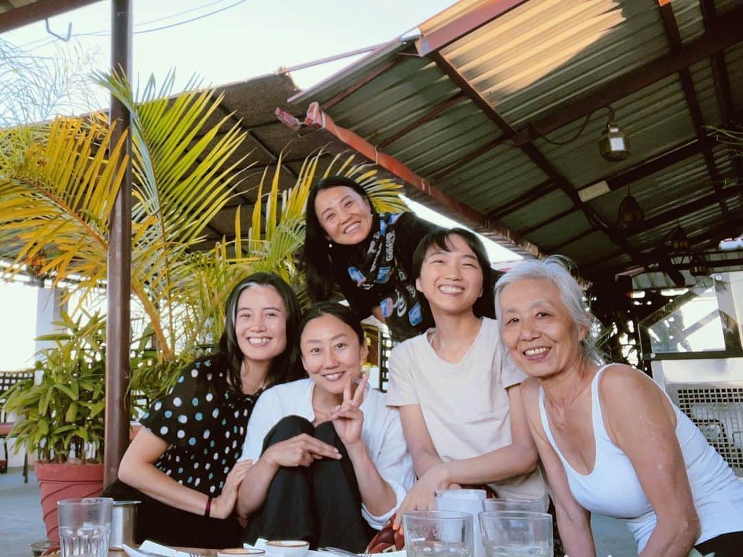 屬美於のインスタグラム：「もう少しするとみんなそれぞれの道に旅立ちます。  離れてもここで共に練習して、楽しく過ごした日々を思い出してみんながこれからも元気でいられますように💕💖🫶  #5人おそろいの海南島のピアス#プージャ足痛い#幸せ」