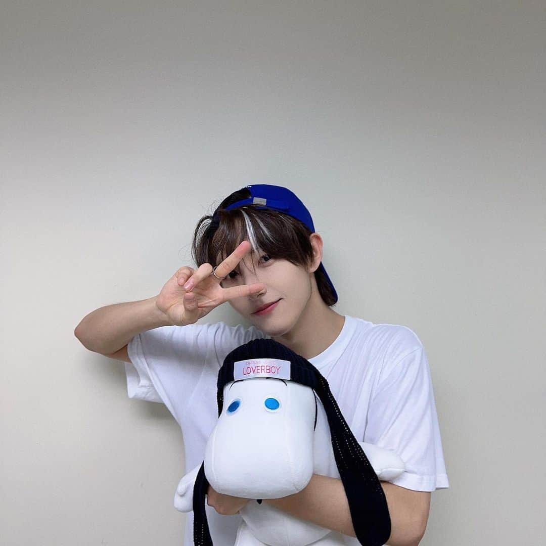 ロンジュンのインスタグラム：「✌️」