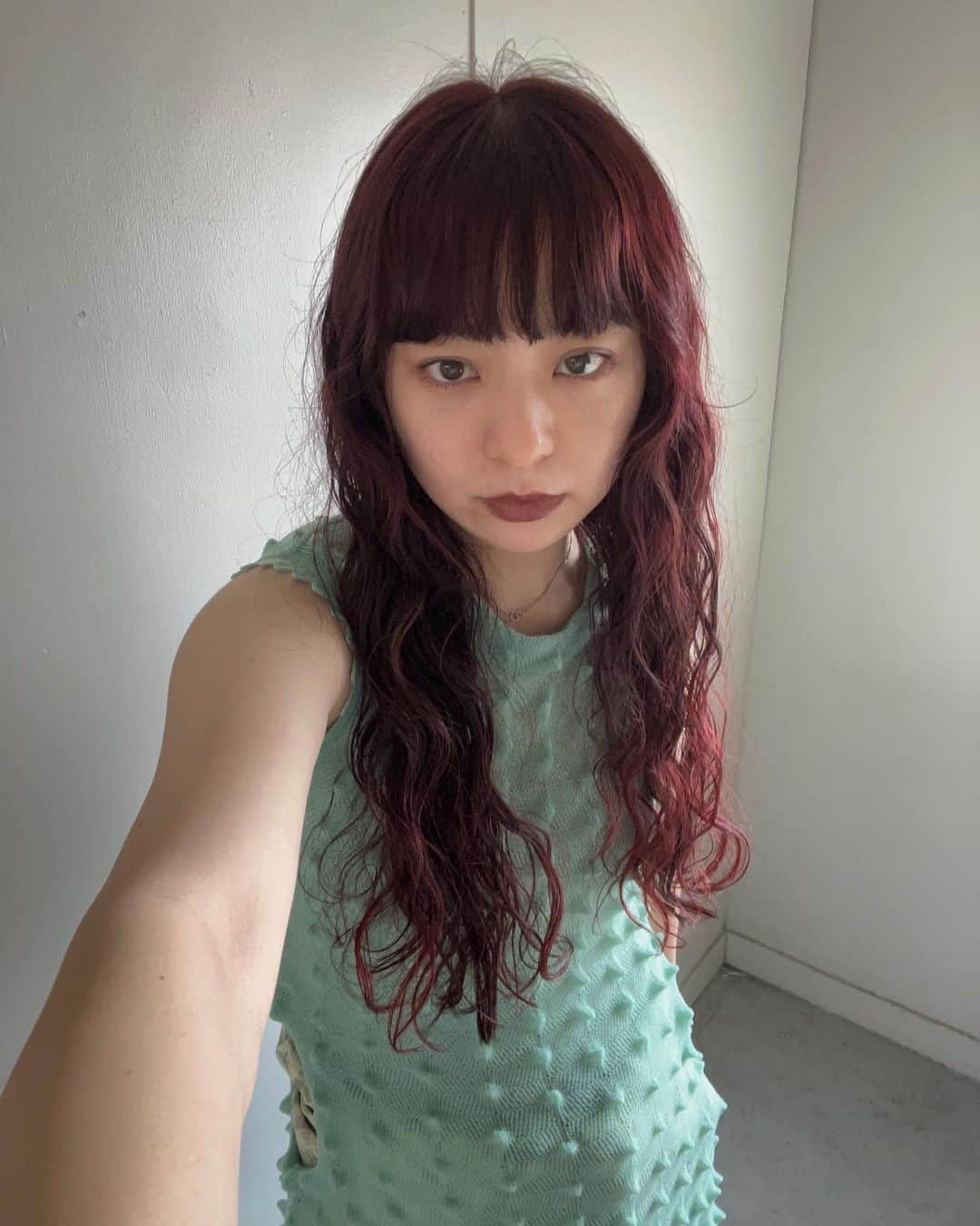 Mio Nagaiのインスタグラム：「. 6年ぶりのカラーチェンジ❤️  もうちょっとロングを楽しみたいから髪色変えてみたよ〜 ちなみに、大学時代はほとんど赤髪だったな。」
