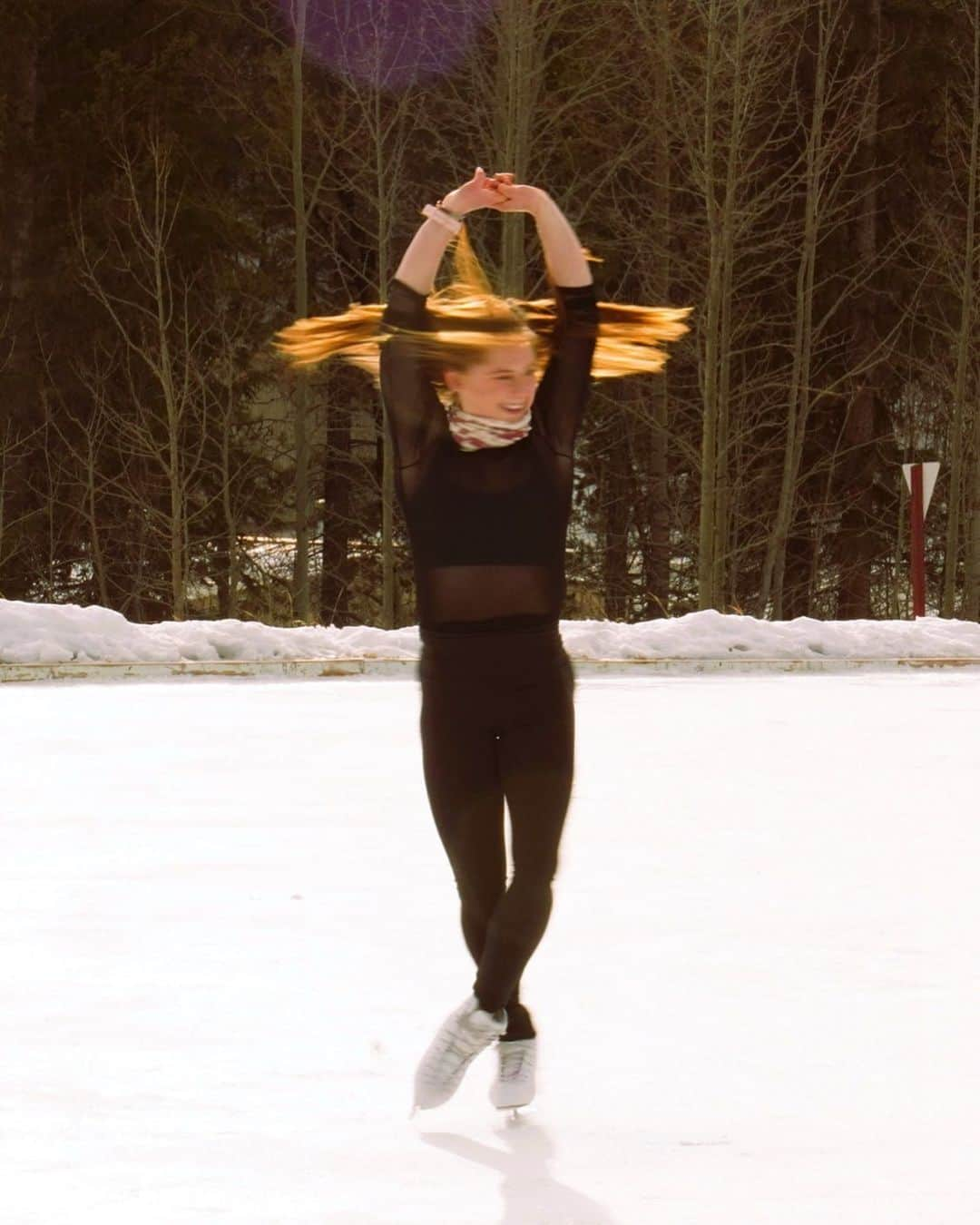 ナターシャ・ピュリッチのインスタグラム：「Spinning into the weekend. ⛸🌪  #figureskating #canmorealberta #nordiccentercanmore #auraboots #johnwilsonblades」