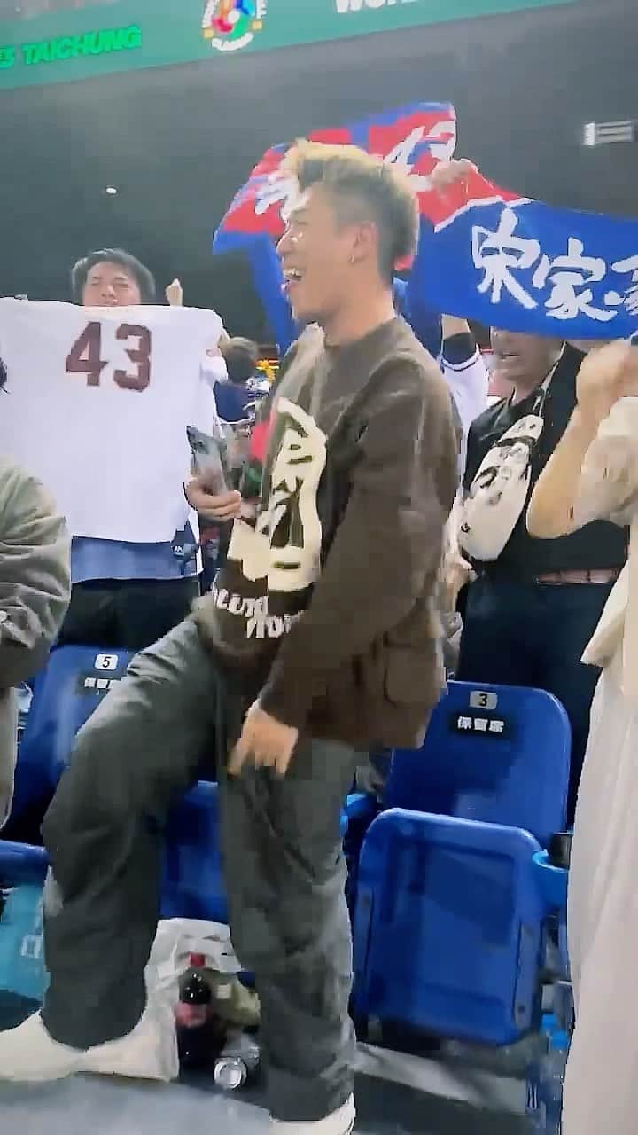 福田賢二のインスタグラム：「就在等這個勝利  中華隊恭喜 今天超爽 🔥起來 #真的很喜歡這種團結的感覺」
