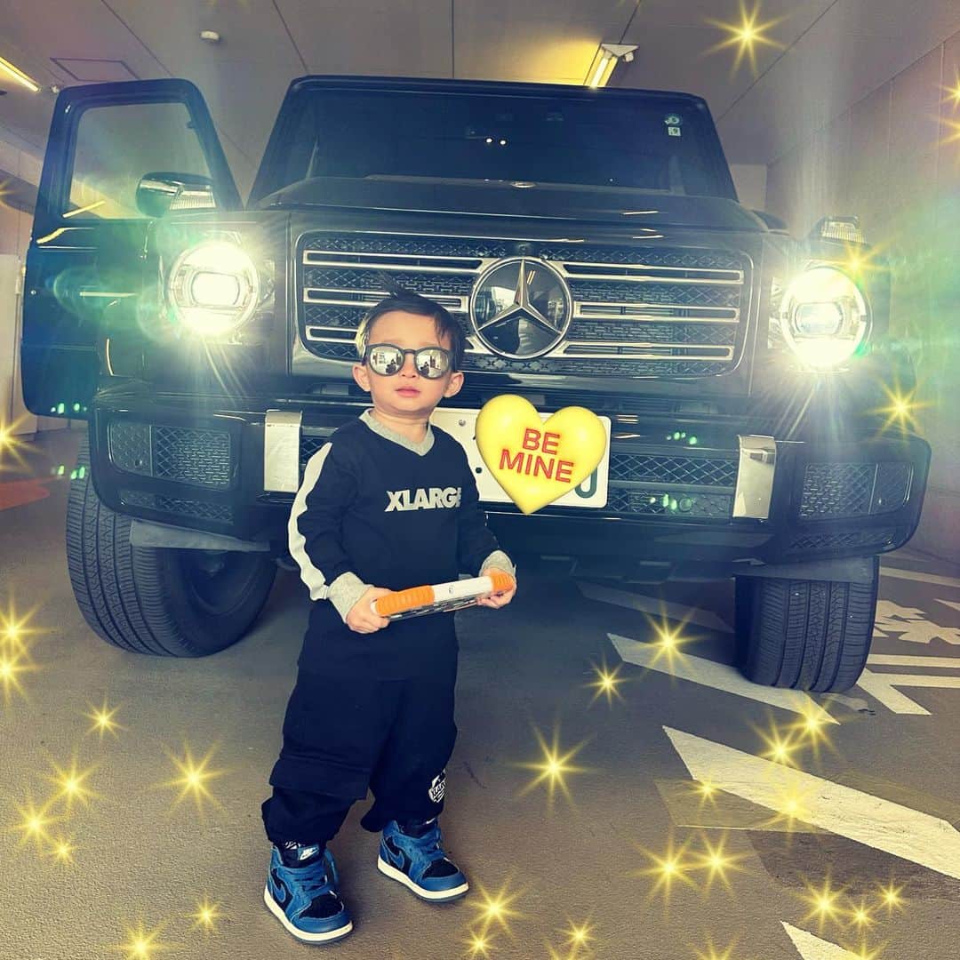 DJ JUICYのインスタグラム：「小さい彼氏😎🖤  ザングラス逆さまにかけてアンパンマンパット持って😝😝😝  もぅ可愛いんだから😚😚😚💘  #小さい彼氏 #息子 #可愛い #2歳5ヶ月  #アンパンマンパン  #ゲレンデ#ブーブー#車 #kidsfashion#xlargekids#jordan1」
