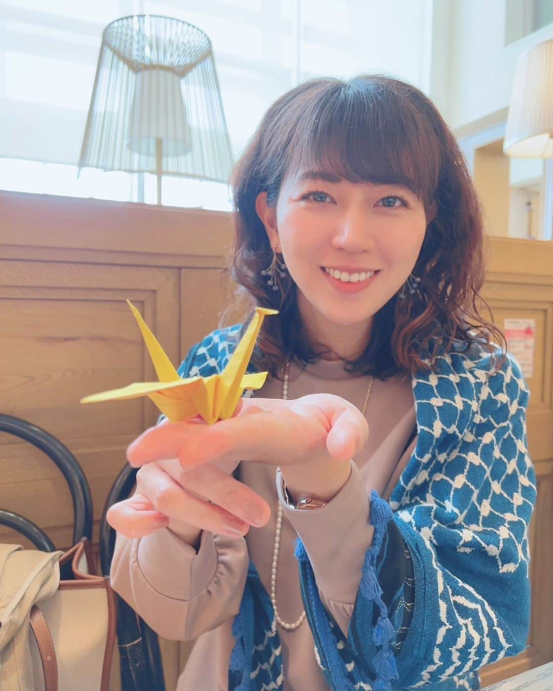 前田彩名のインスタグラム：「とある方の健康を祈って鶴を折りました。 全然折り方が分からなくて、 羽がシワッシワになりました😂」