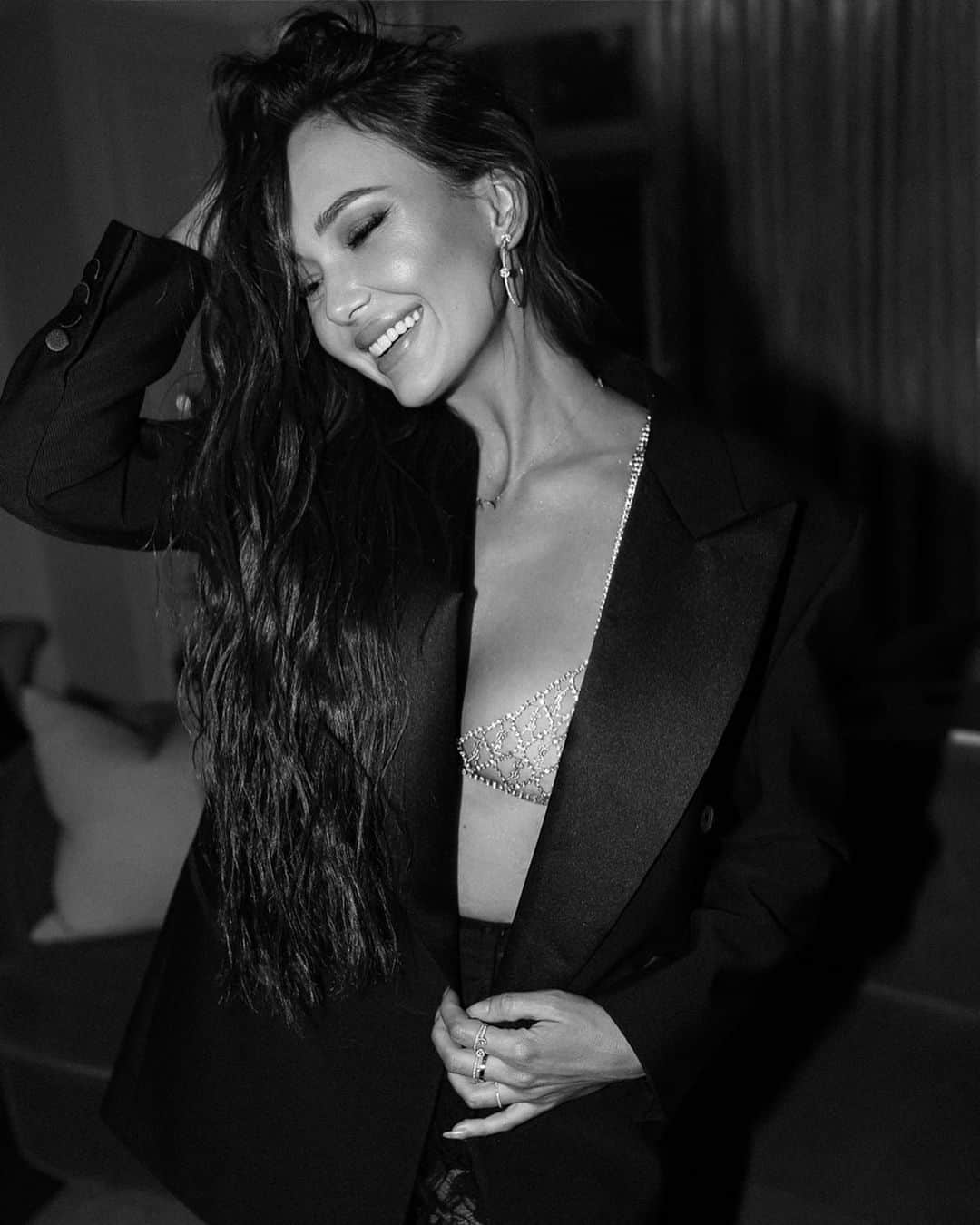 のインスタグラム：「🖤 @ysl  first day off in two weeks…..😁🥂」