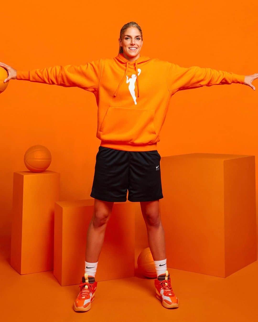 エレーナ・デレ・ダンさんのインスタグラム写真 - (エレーナ・デレ・ダンInstagram)「“This shoe represents iconic moments of moving the dial forward.” - Elena Delle Donne   Bring the full force of WNBA orange to your game with the Nike Air Deldon ‘Hoodie.’ 🧡  Tap to shop @de11edonne @nikebasketball」3月11日 1時02分 - de11edonne