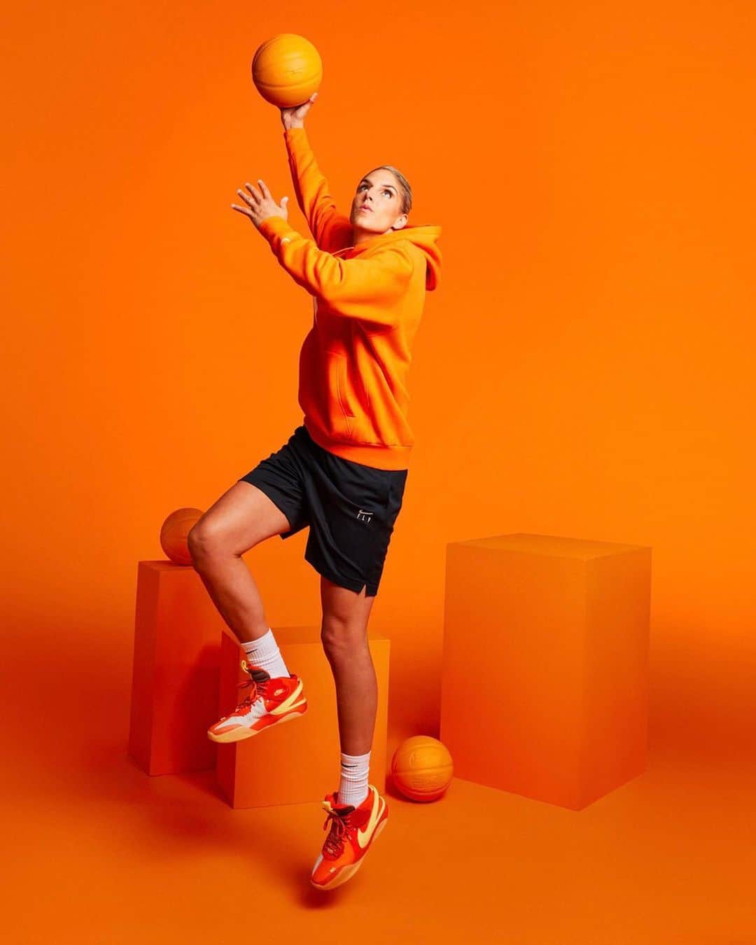 エレーナ・デレ・ダンのインスタグラム：「“This shoe represents iconic moments of moving the dial forward.” - Elena Delle Donne   Bring the full force of WNBA orange to your game with the Nike Air Deldon ‘Hoodie.’ 🧡  Tap to shop @de11edonne @nikebasketball」