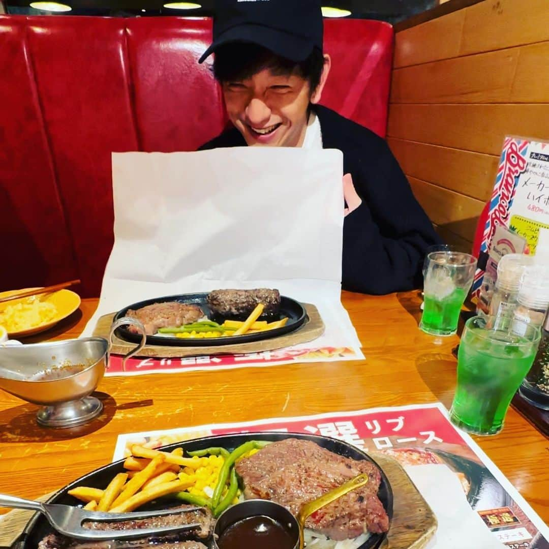 長田庄平さんのインスタグラム写真 - (長田庄平Instagram)「友達と温泉行って飯食ってボウリングして。  ただいいだけ。  #温泉 #ハンバーグ #ステーキ #ボウリング」3月11日 1時13分 - osadashouhei