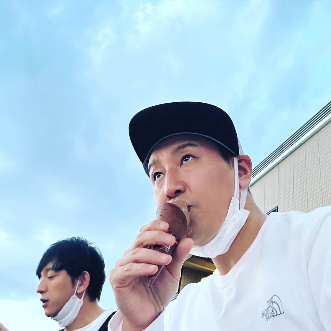 長田庄平のインスタグラム：「友達と温泉行って飯食ってボウリングして。  ただいいだけ。  #温泉 #ハンバーグ #ステーキ #ボウリング」