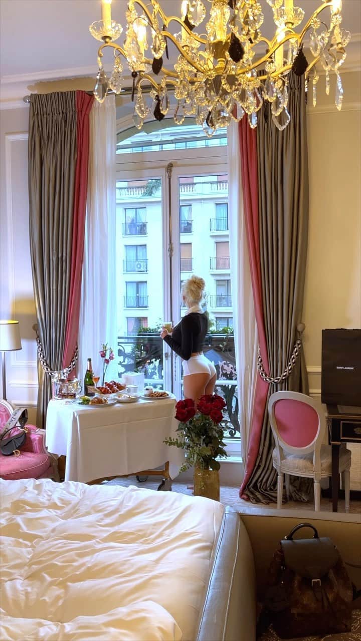 のインスタグラム：「Breakfast MUSE @natalee.007  style: @irina_dreyt  🎥 @mavrinstudios x @mavrin_film  📍 @plaza_athenee」