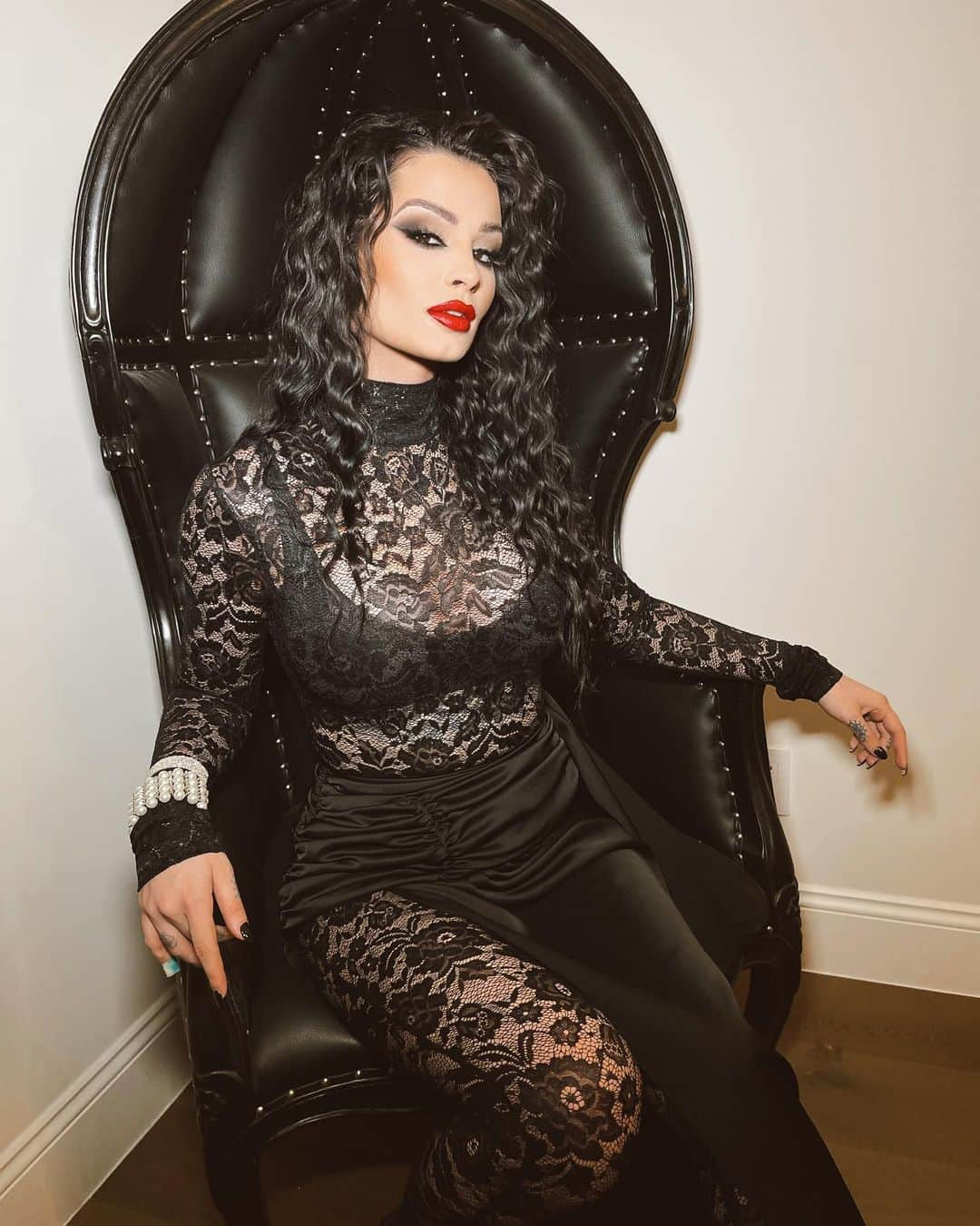 サラヤ・ジェイド・ベヴィスのインスタグラム：「Morticia   Outfit - @kingtroi  MUA - @zac_phoenix Designer - @ellaelisque」