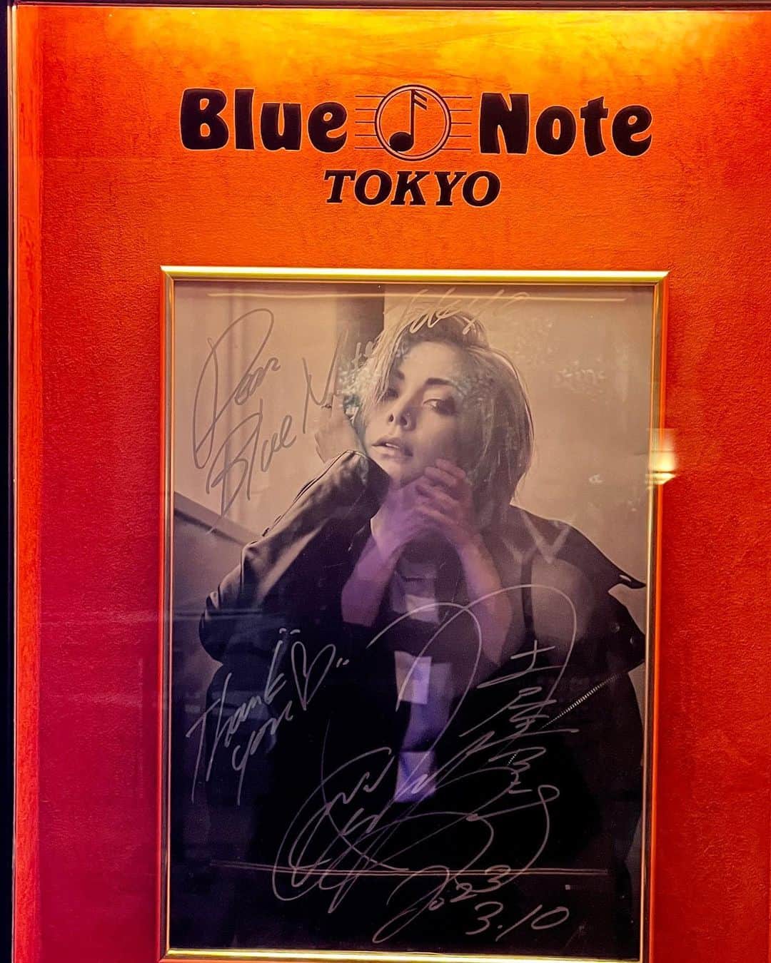 土屋眞弓のインスタグラム：「Anna Birthday live at Blue Note  アンナのバースデーにLiveをさせて頂けることは心から感謝致します このような格式高い場所で快く歌わせて頂けるなんて 本当に幸せな事と思います 心から感謝致します 今宵も素晴らしいバンドに支えられて、アンナは最高なパフォーマンスをさせて頂きました #bluenotoetokyo感謝❣️  @annatsuchiya0311  #bluenotetokyo @mikan02241984」