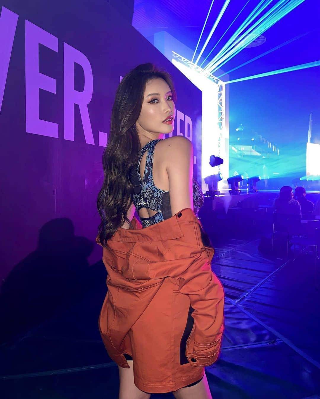 MIKAのインスタグラム：「PUMA THE SHOW 🐈‍⬛  Thank you for having me! @pumajapan 😘 Happy 75th Anniversary🎉✨  ⠀ リハ後に姉妹とお邪魔してきました♡ 素敵なショーだった💎 おめでとうございます🫧🫧  足元見えてないけどつま先までセクシースポーティーにしてもらったよ👟🫶🏻 Thank youuu @tatsubo422 !!  ⠀」