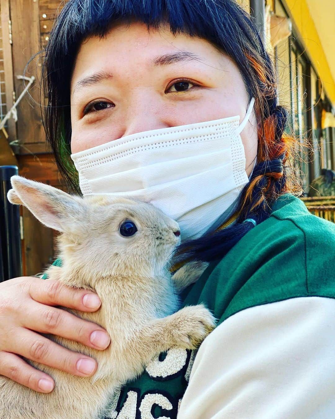 おかずクラブのインスタグラム：「おかちゃんはいつも子うさぎを見ると飼いたそうにしてる。。  でも、自分は動物を飼っていいような人間じゃない。そう話す。  命を預かるのはそう簡単なことではないのだ。  彼女はしっかり考えている。  byゆいP」