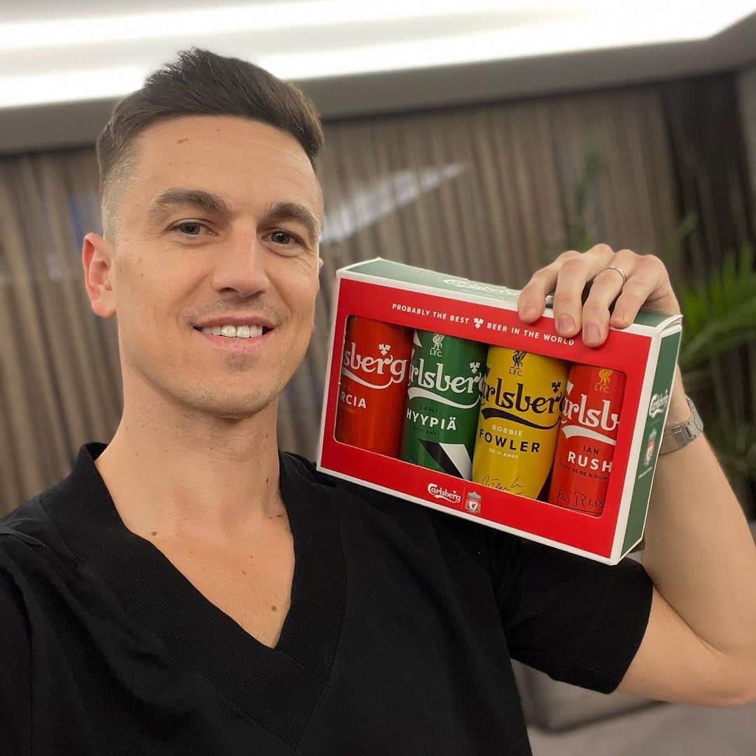 フローリン・ガルドシュのインスタグラム：「Pentru că joacă Liverpool mâine și bucuria victoriei din derby ține câteva zile, cei de la @carlsbergromania s-au gândit să-mi facă o surpriză 🎁 🍻 #cheers」