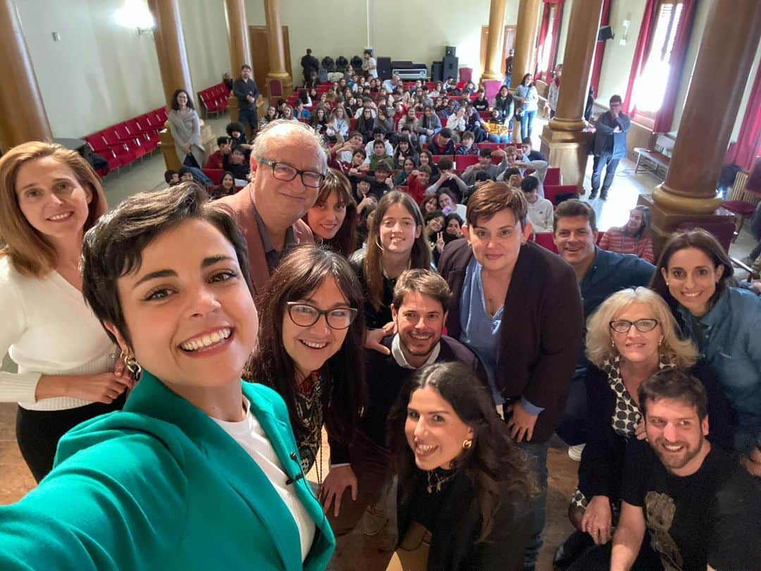 サラ・ウルタドのインスタグラム：「😁🤳 Ya estamos aquí Huesca!   🚀Pistoletazo de salida a esta nueva edición del @touruniversomujer en el corazón de Huesca con los chicos y chicas del IES Ramón y Cajal.  🫶🏼Acompañada de deportistas increíbles a las que admiro, compartiendo experiencias de caminos muy diversos y respondiendo a las curiosidades de los más jóvenes… Qué mejor manera de arrancar un fin de semana de celebración del deporte femenino.   💚Gracias a todos los que lo hacéis posible edición tras edición.   💃🏻Mañana más!   #touruniversomujer   📸By @carolpicatostis para @oeoemarketing」