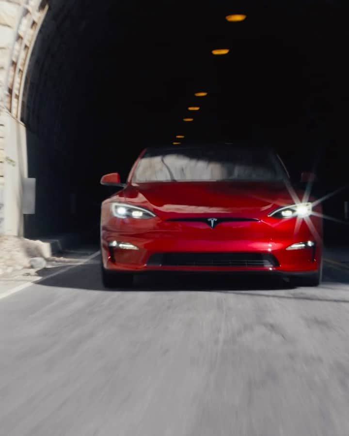 Teslaのインスタグラム：「Introducing Ultra Red paint for Model S & X  More updates: - Glass roof now weighs less & lets in 5x more light with same level of UV protection. This also improves handling as it helps low center of gravity  - Plaid S & X come with improved brake pads with higher thermal capacity = better overall braking performance  - Round steering wheel now an option」